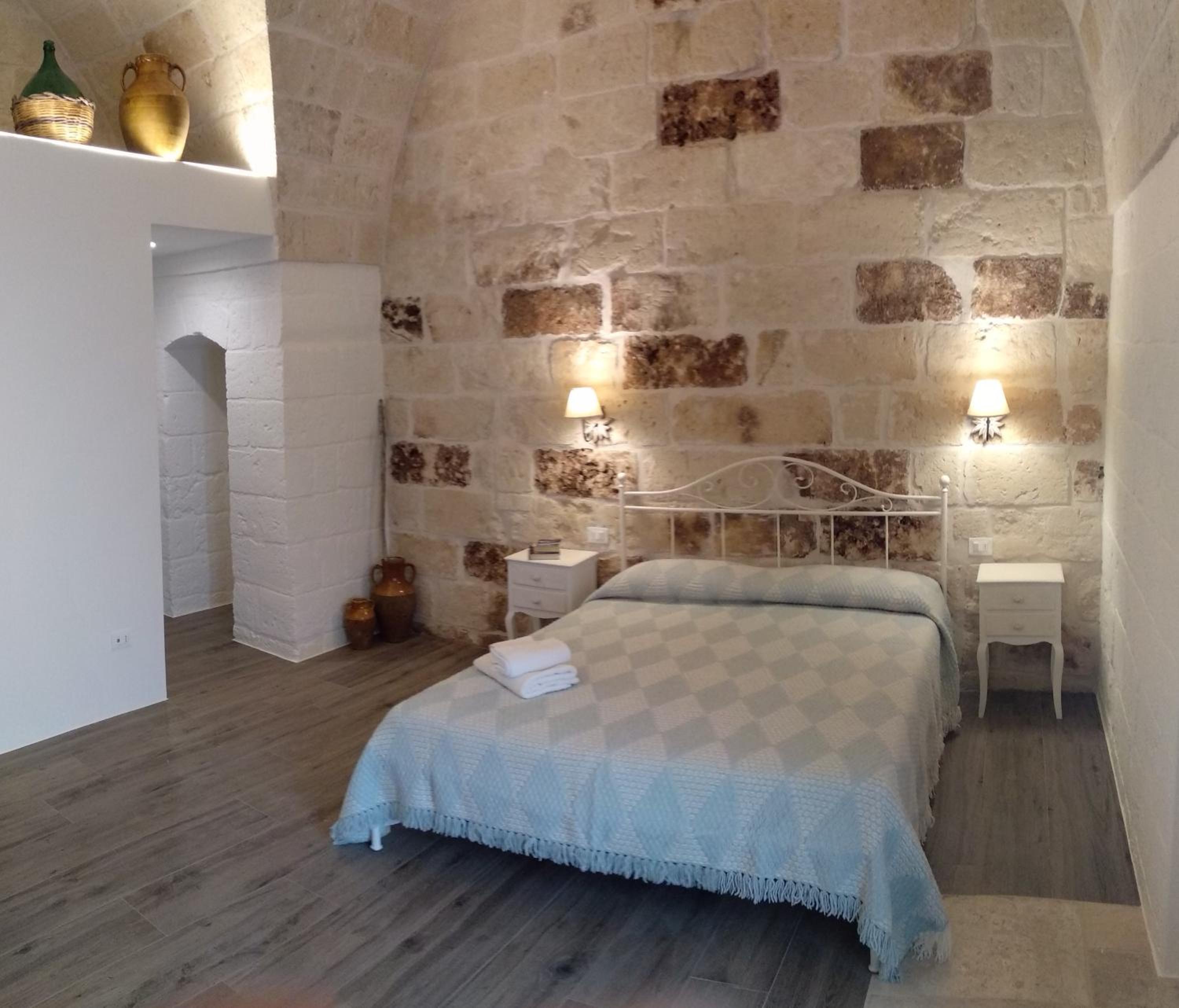 Large Double Room - Photo 1