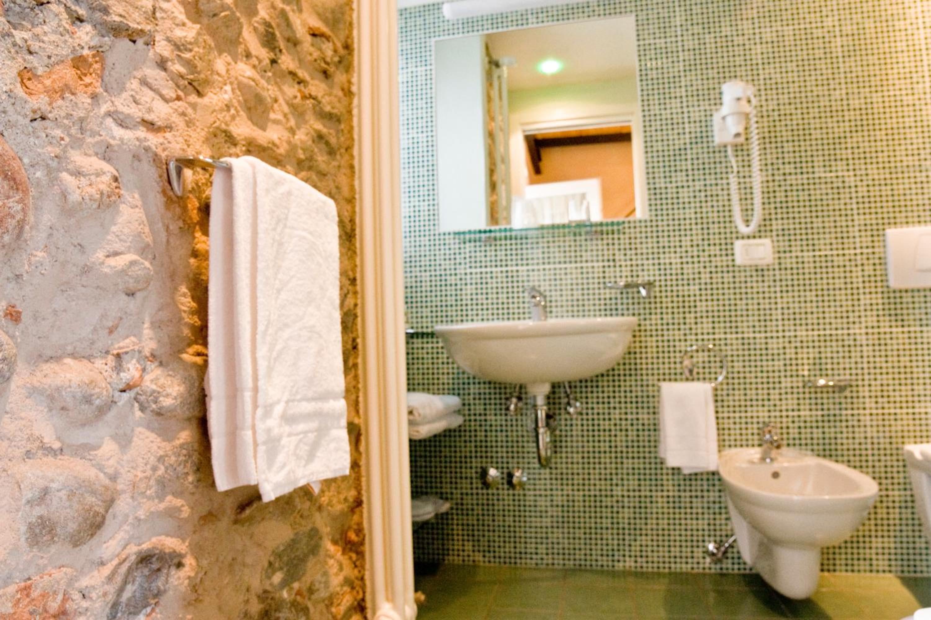Double Room - Photo 17