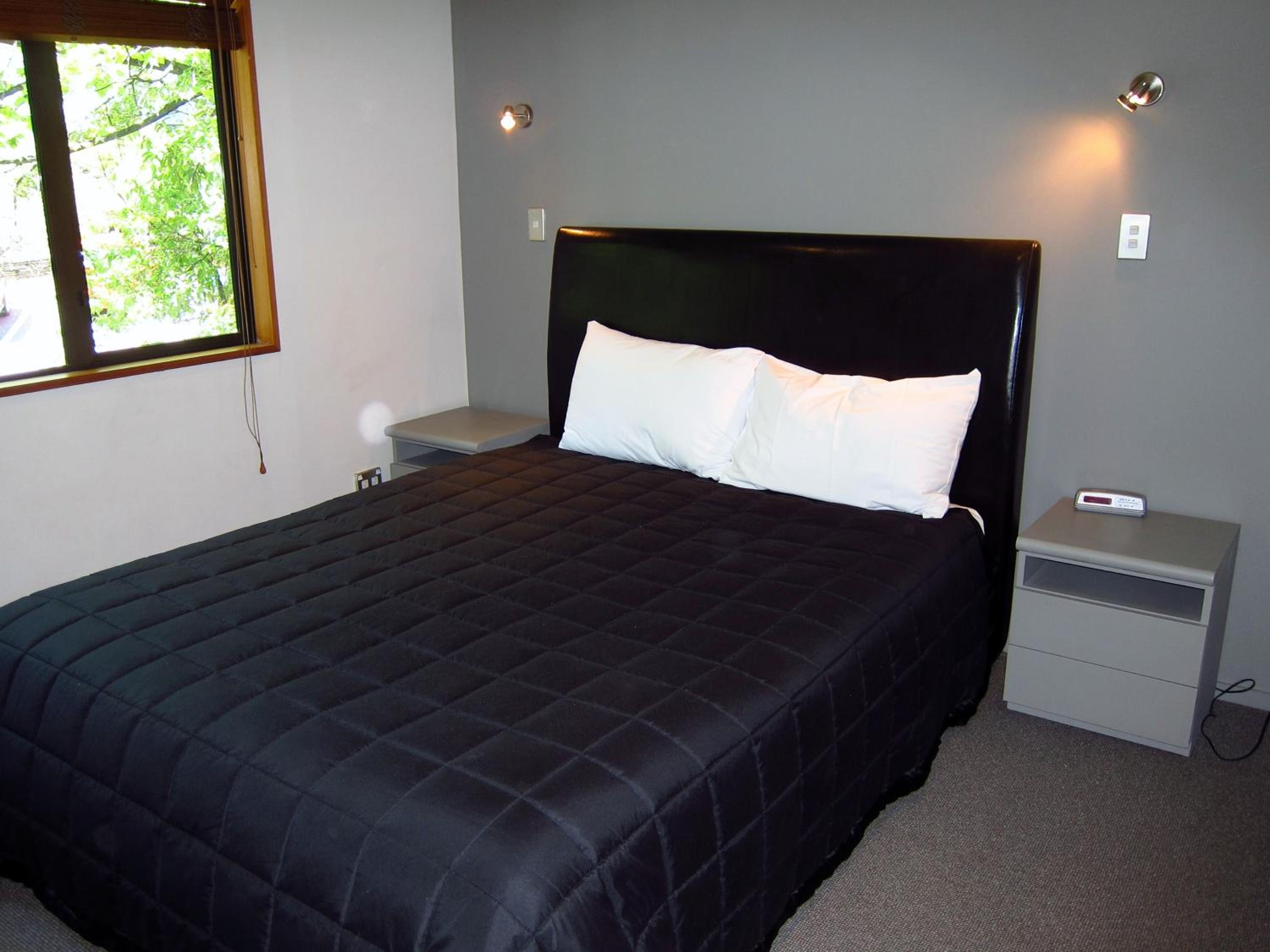 Executive Two-Bedroom Two-Bathroom Apartment - Photo 12