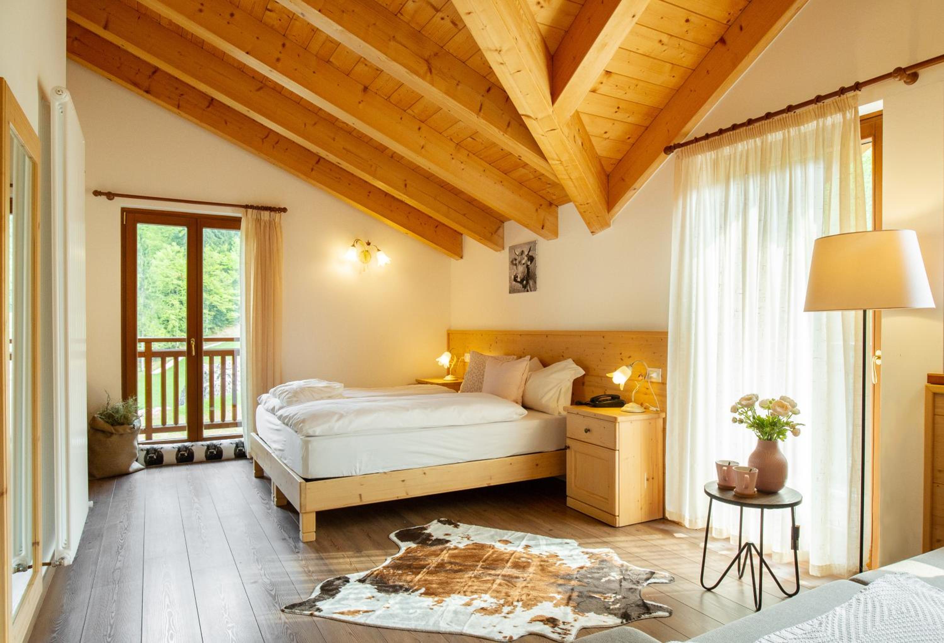 Junior Suite with Balcony - Photo 9