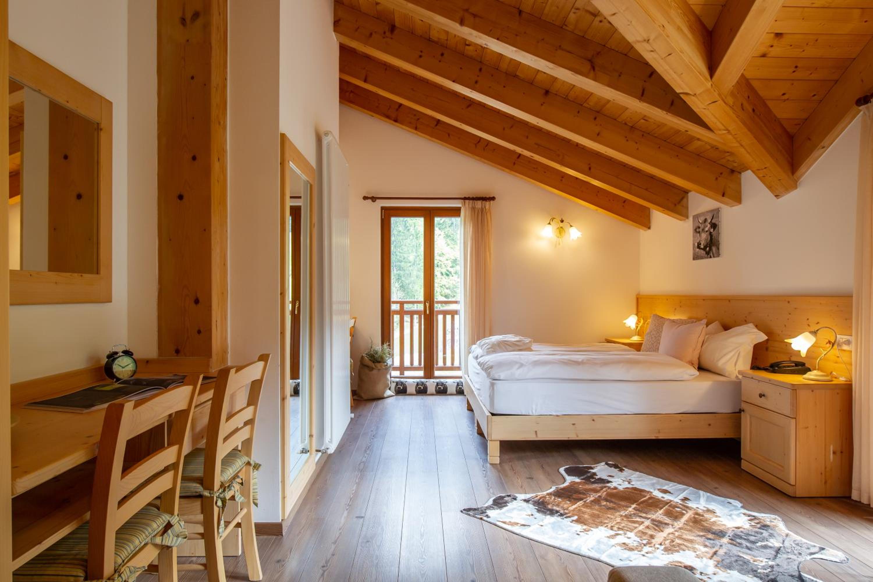 Junior Suite with Balcony - Photo 8