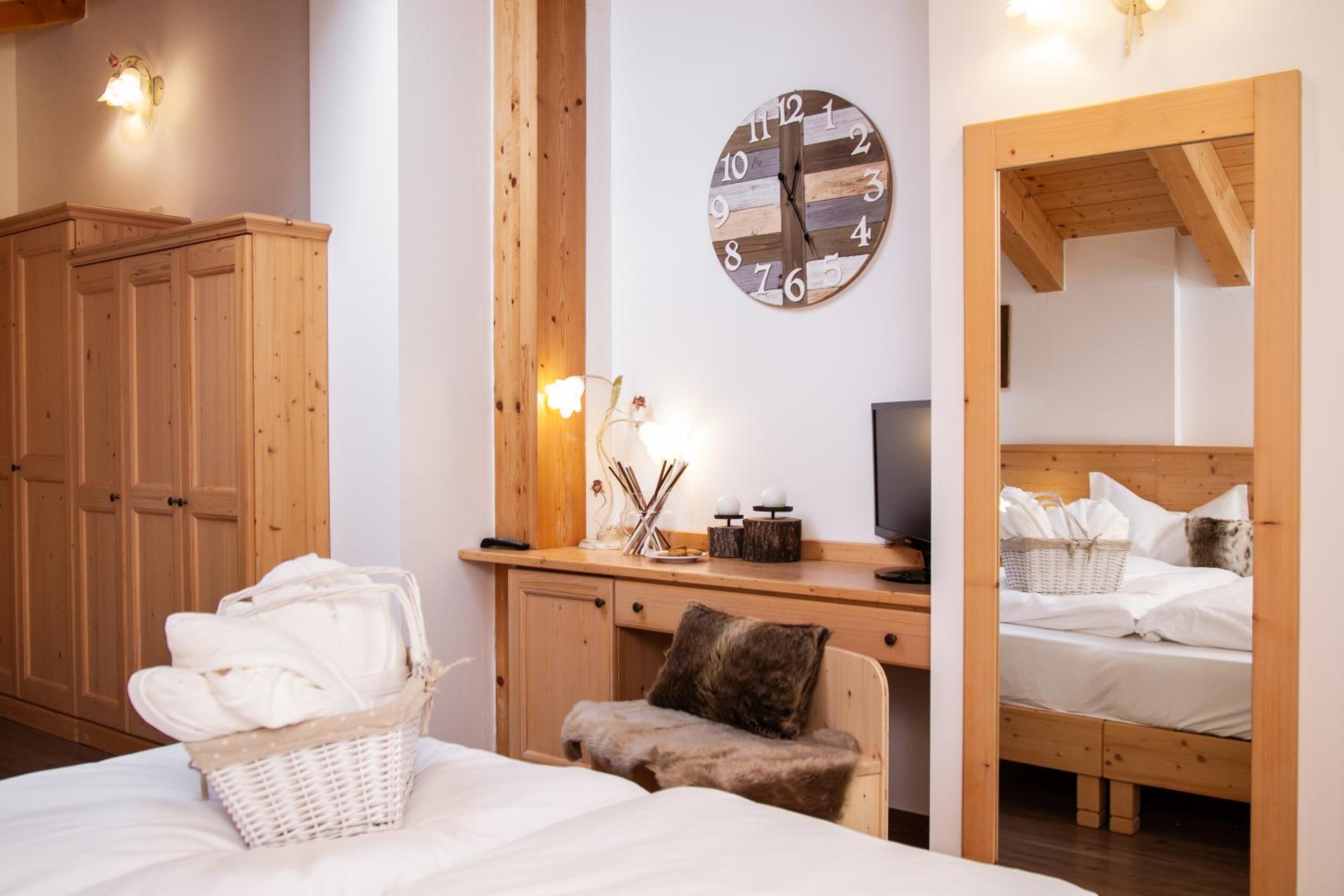 Junior Suite with Balcony - Photo 1