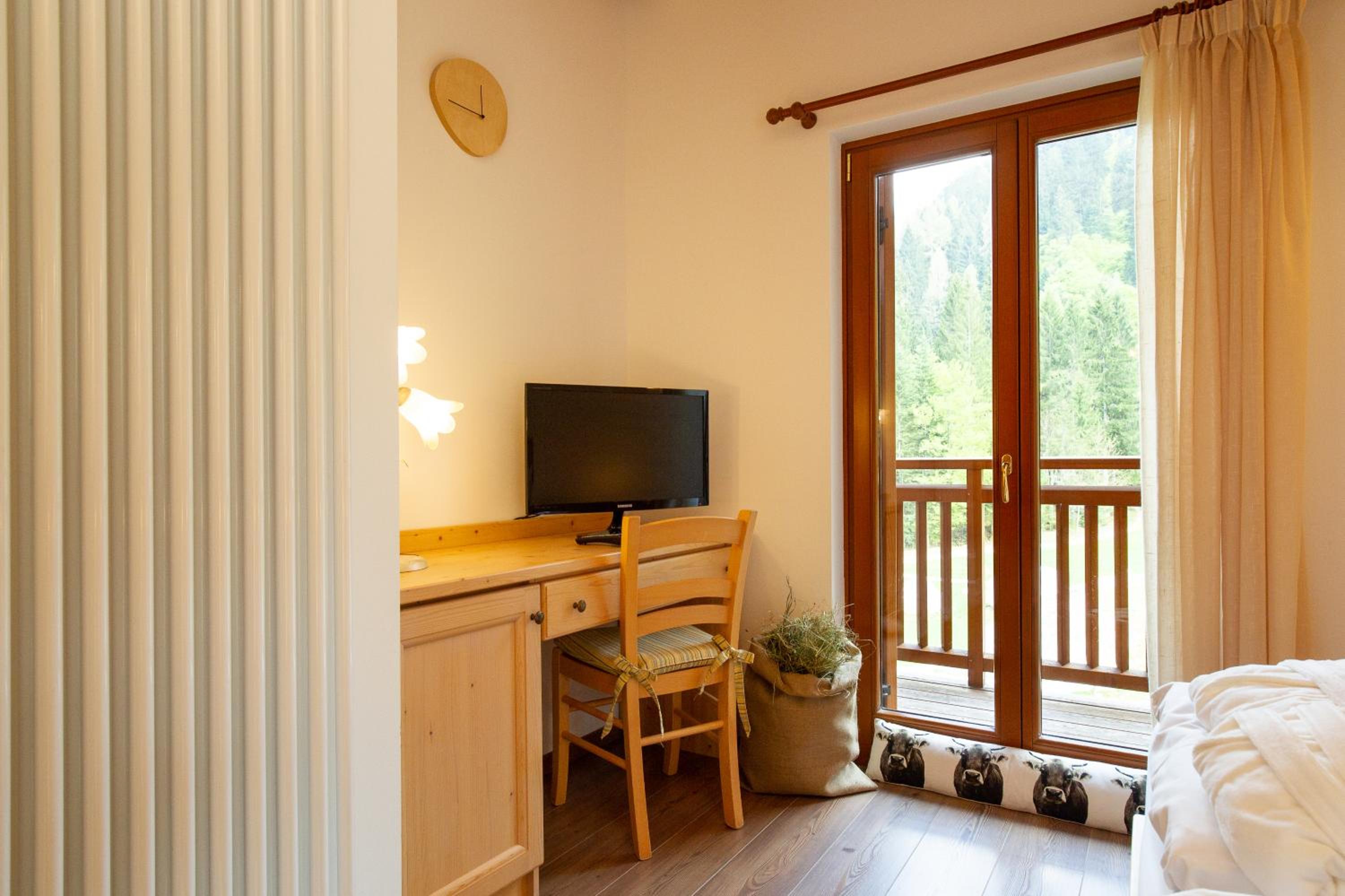 Junior Suite with Balcony - Photo 20