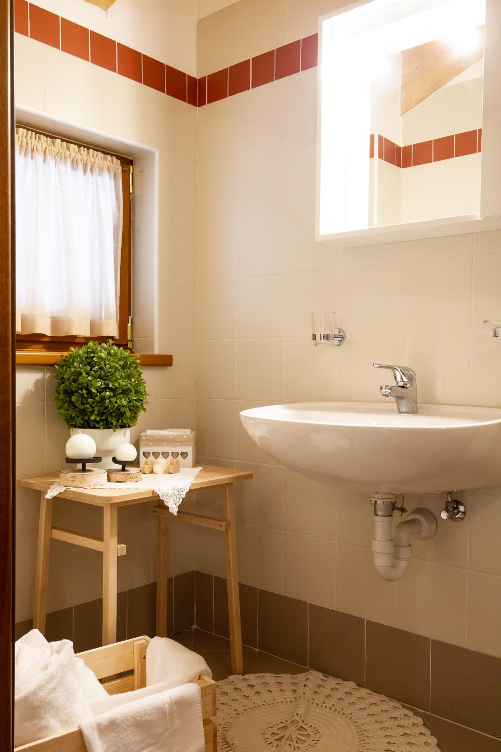 Junior Suite with Balcony - Photo 25