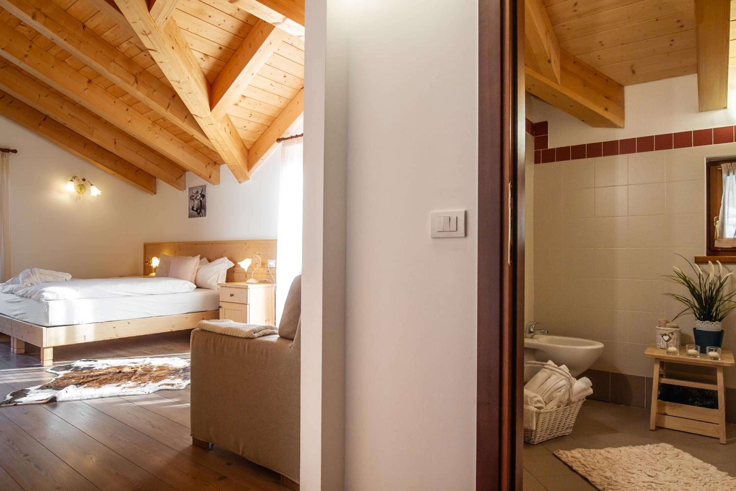 Junior Suite with Balcony - Photo 12