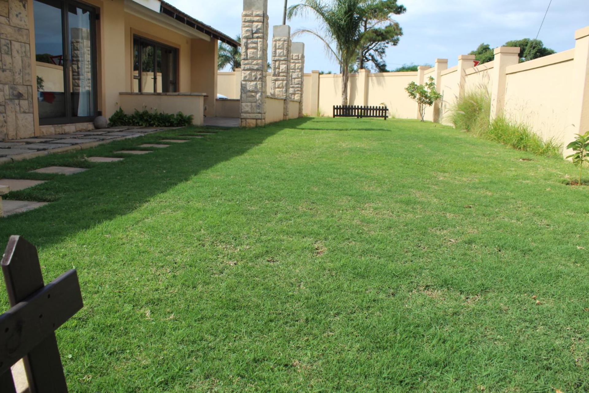 Three-Bedroom House - Photo 2