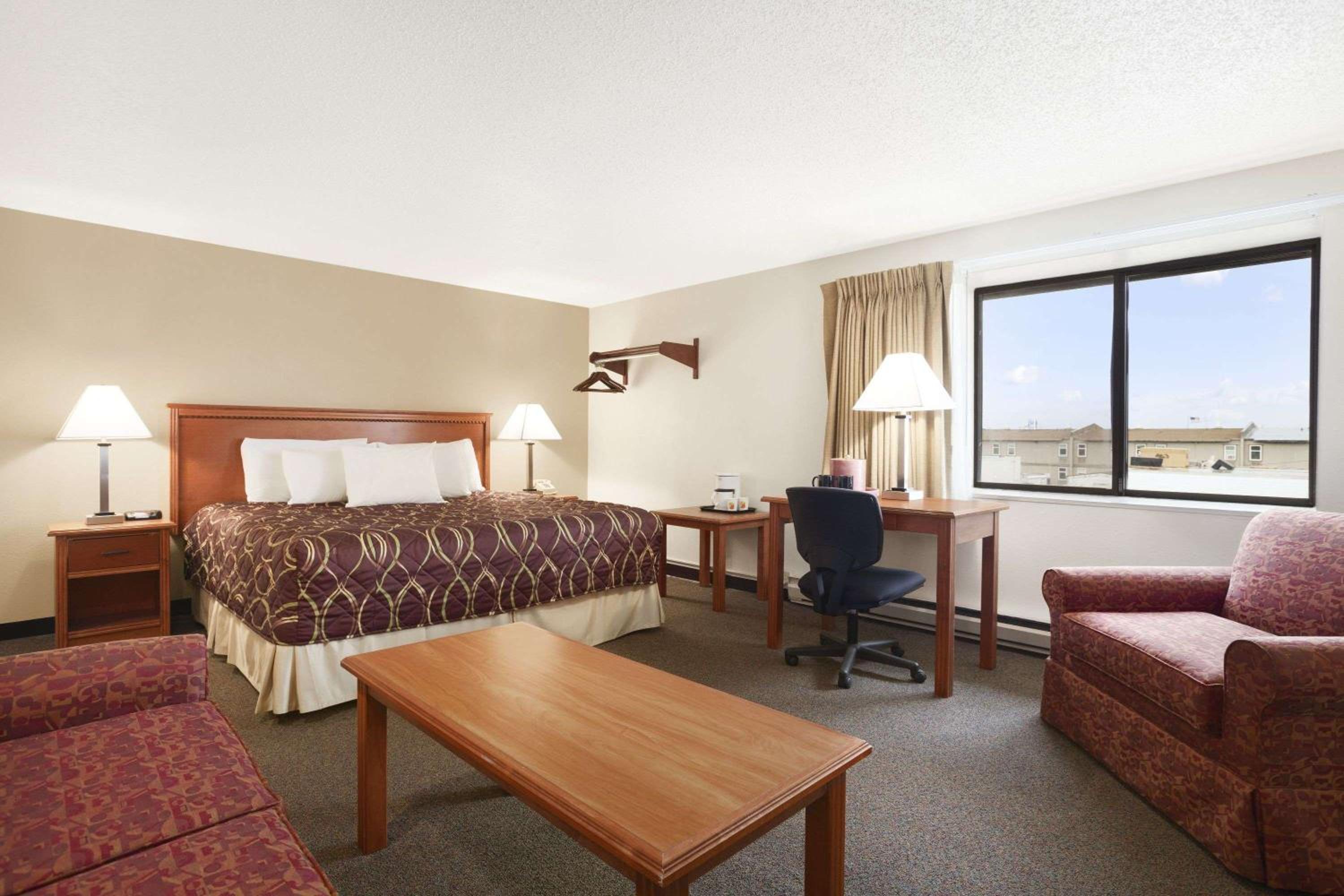 Deluxe King Studio Suite - Non-Smoking photo 3