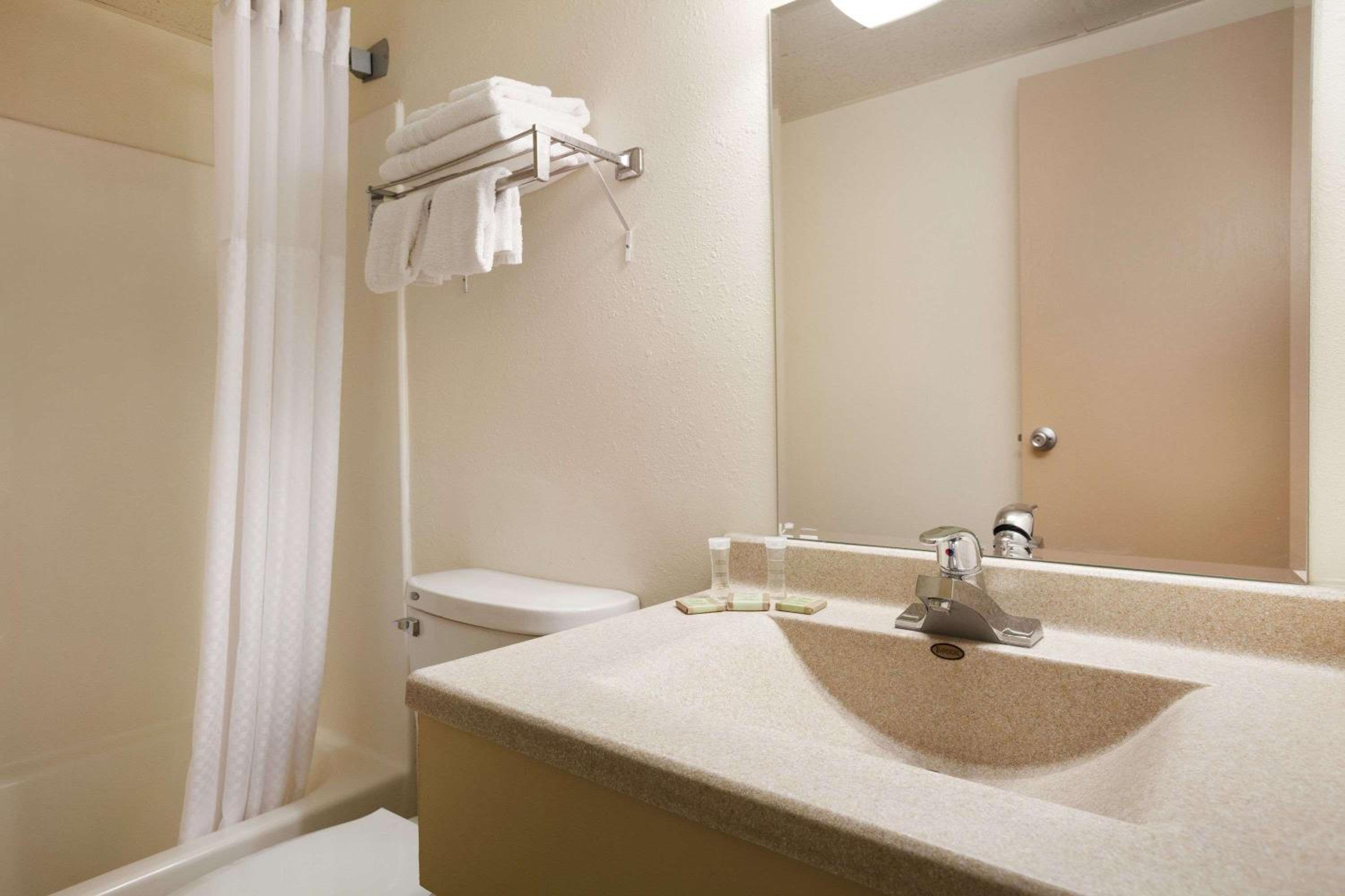 Deluxe Double Room with Two Double Beds - Non-Smoking photo 3