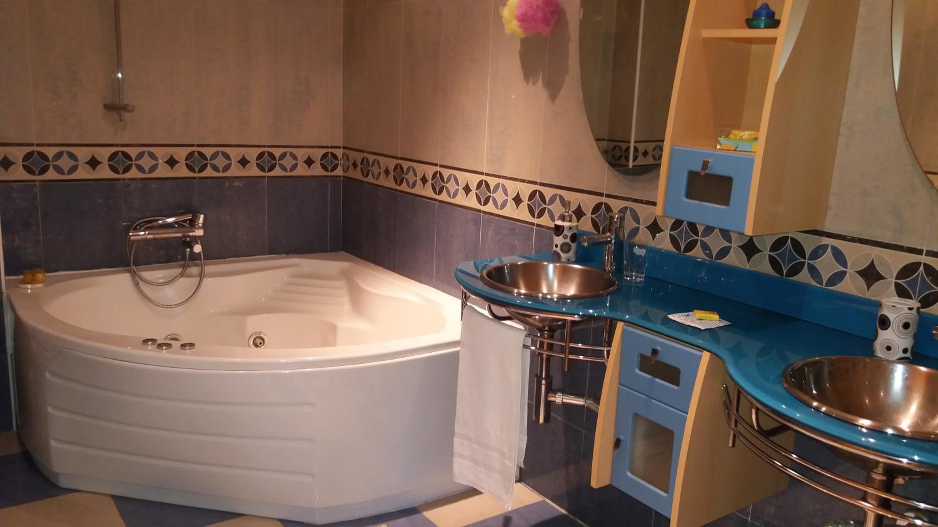 Deluxe Suite with Spa Bath - Photo 4