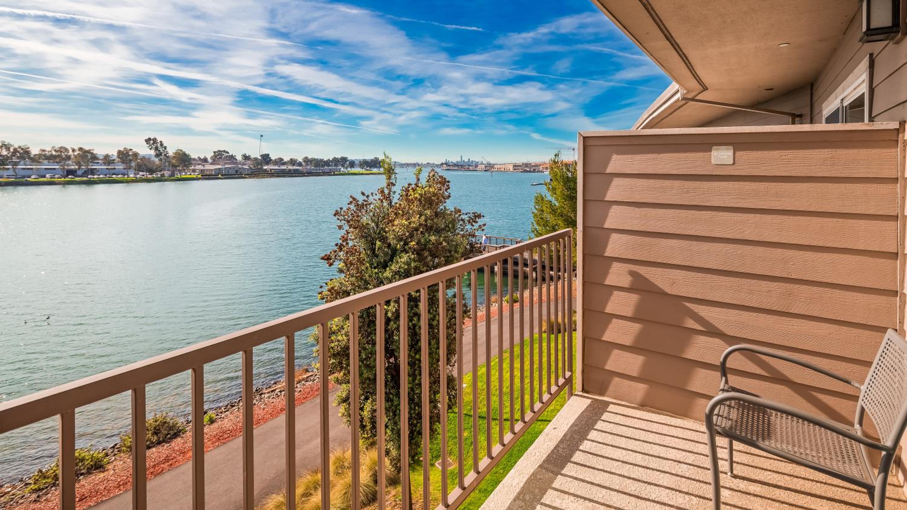 King Room with Water View - Photo 6
