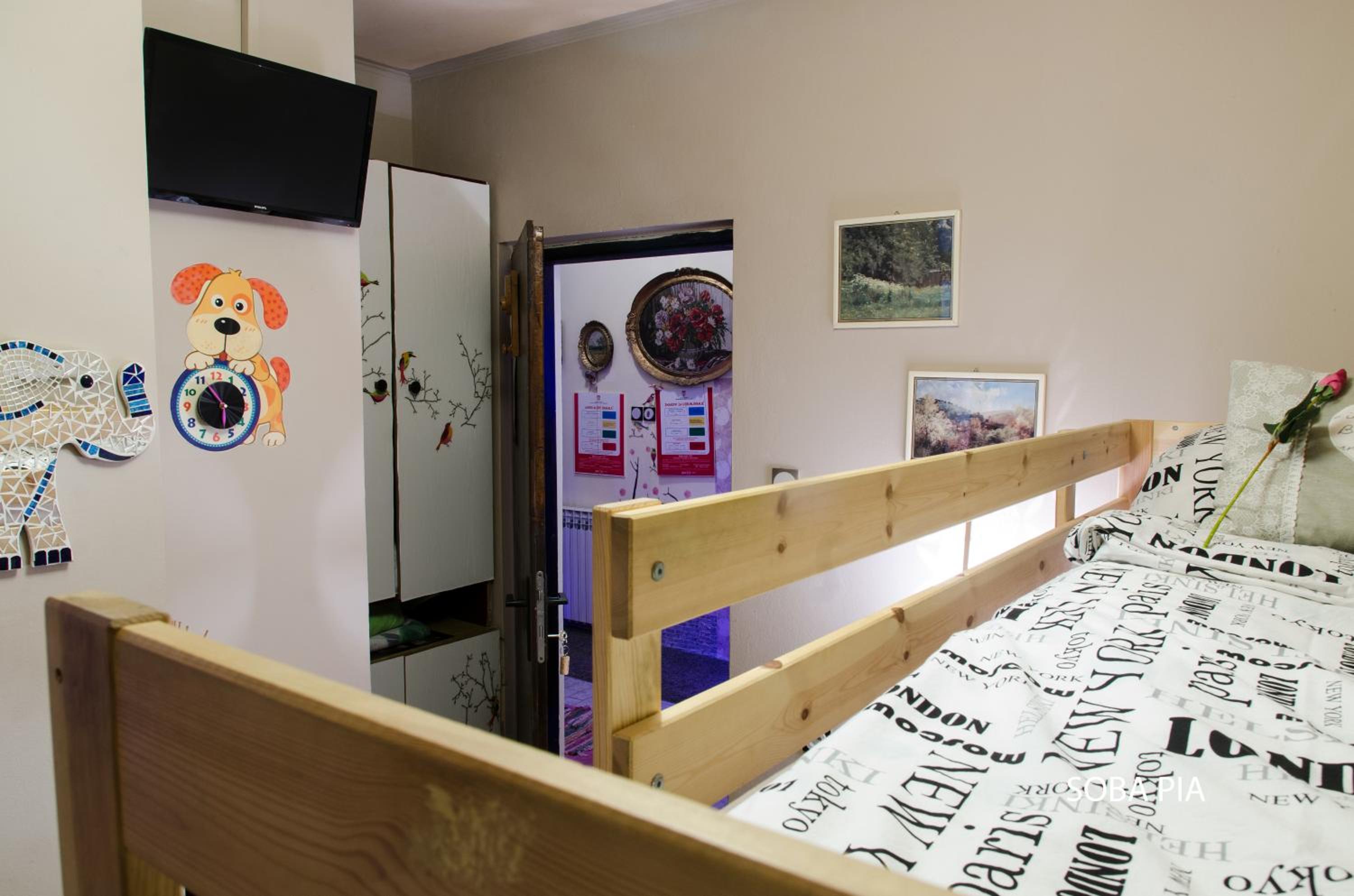 Room with Bunk Bed - Photo 5
