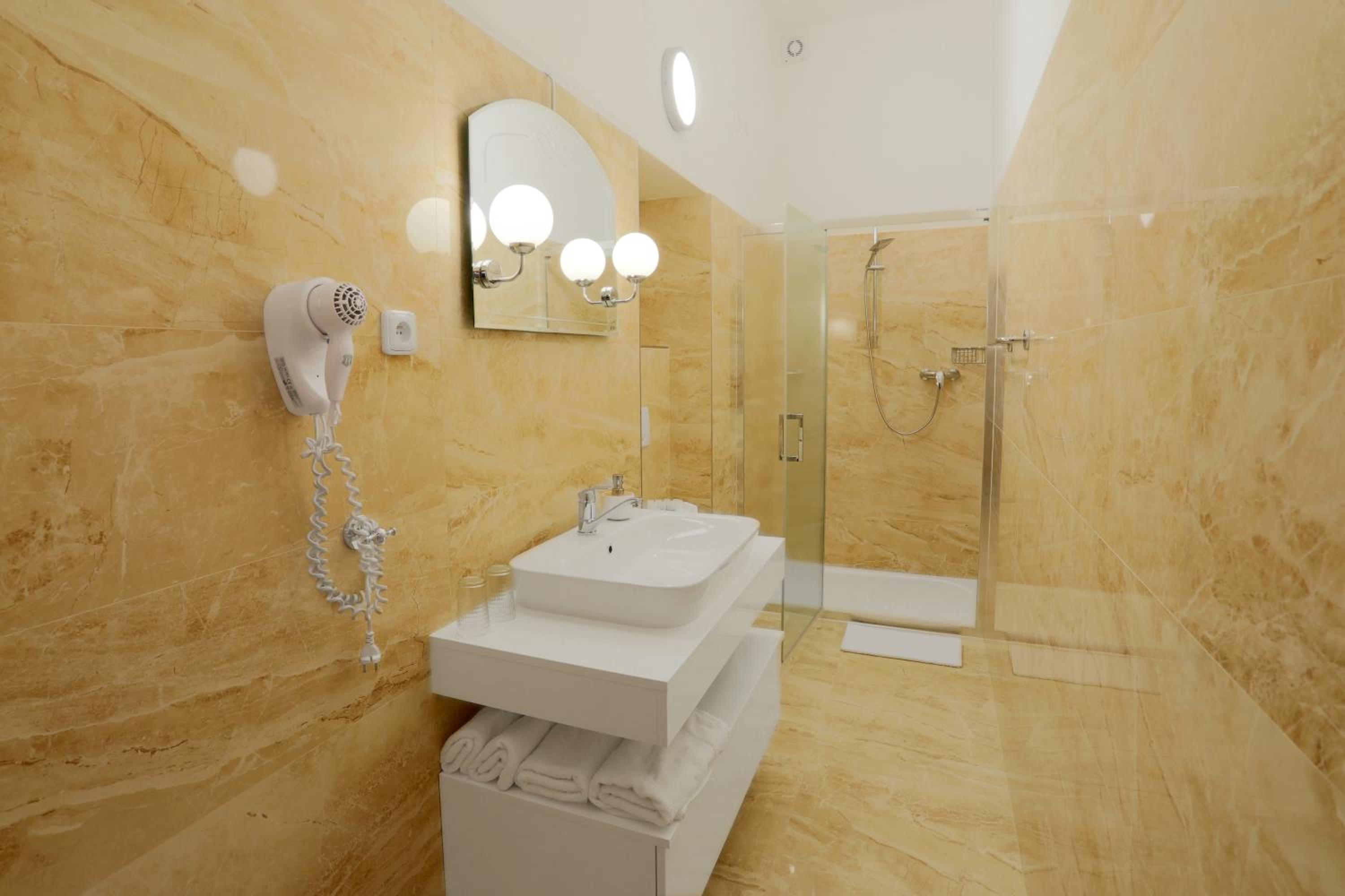 Exclusive Suite - Photo 13