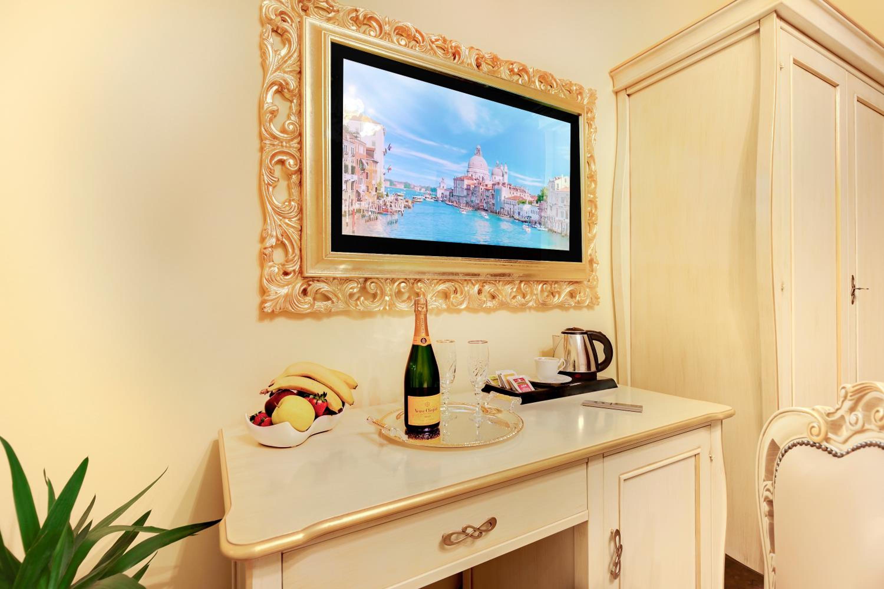 Deluxe Double or Twin Room - Photo 12