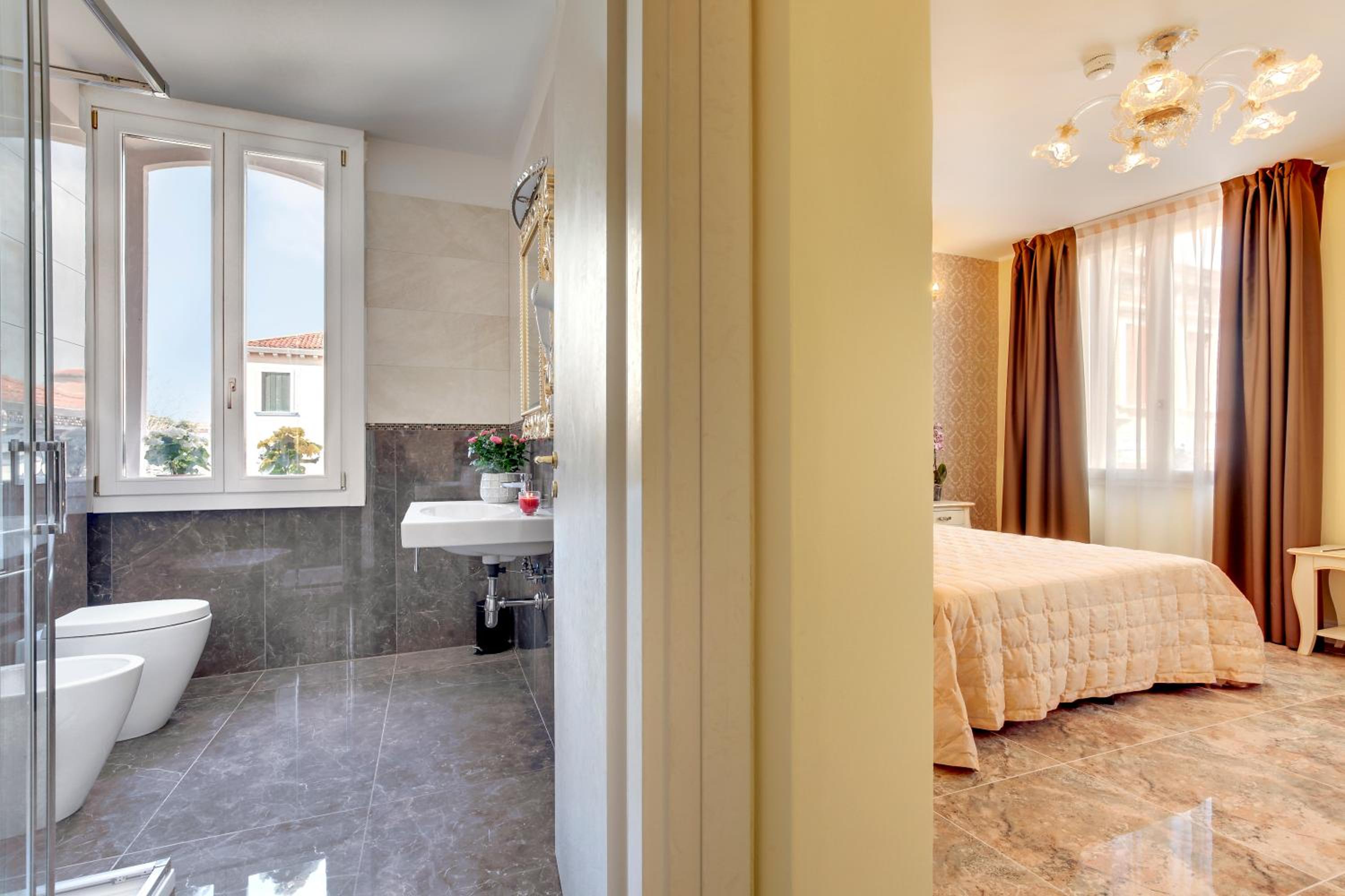 Deluxe Double or Twin Room - Photo 13