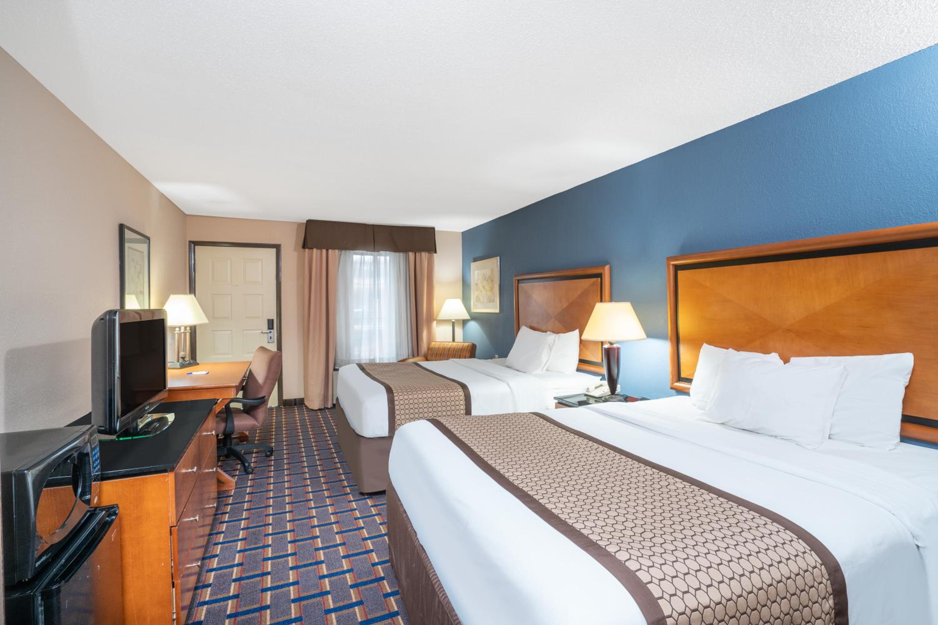 Queen Room with Two Queen Beds - Non-Smoking - Photo 1