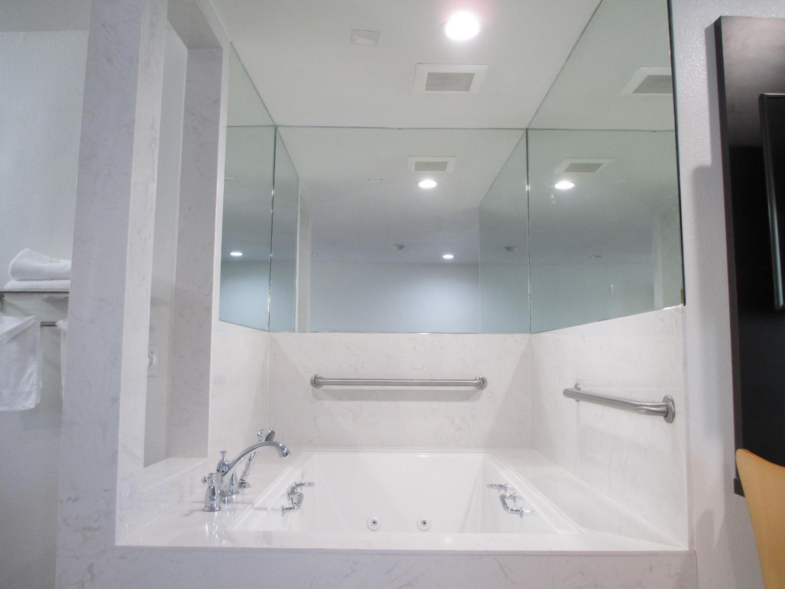 King Room with Spa Bath - Photo 8