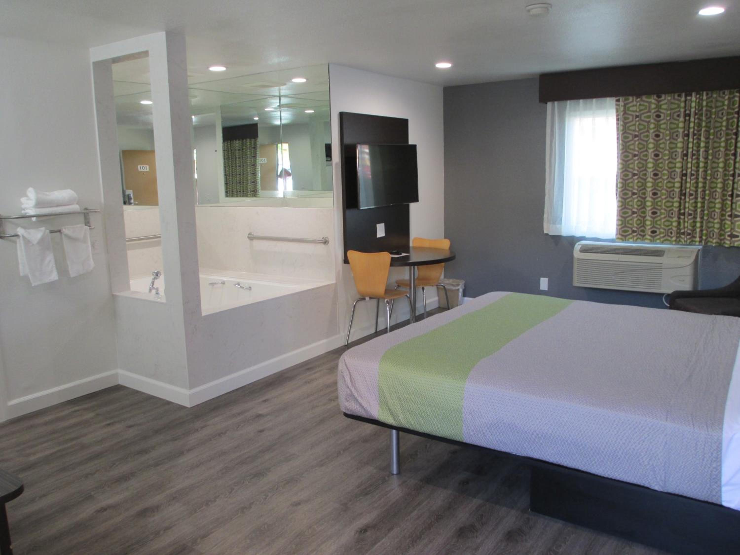 King Room with Spa Bath - Photo 4