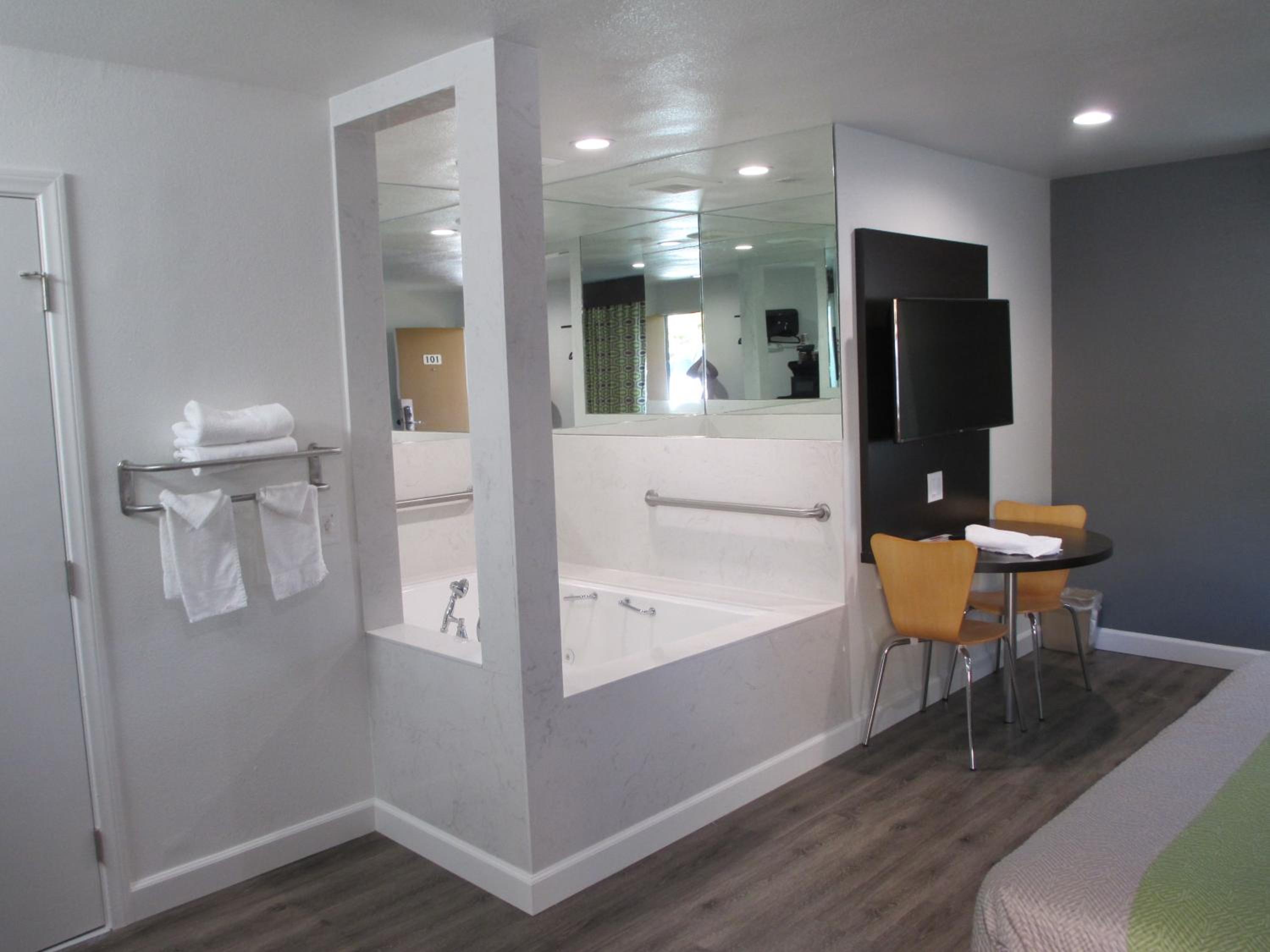 King Room with Spa Bath - Photo 6