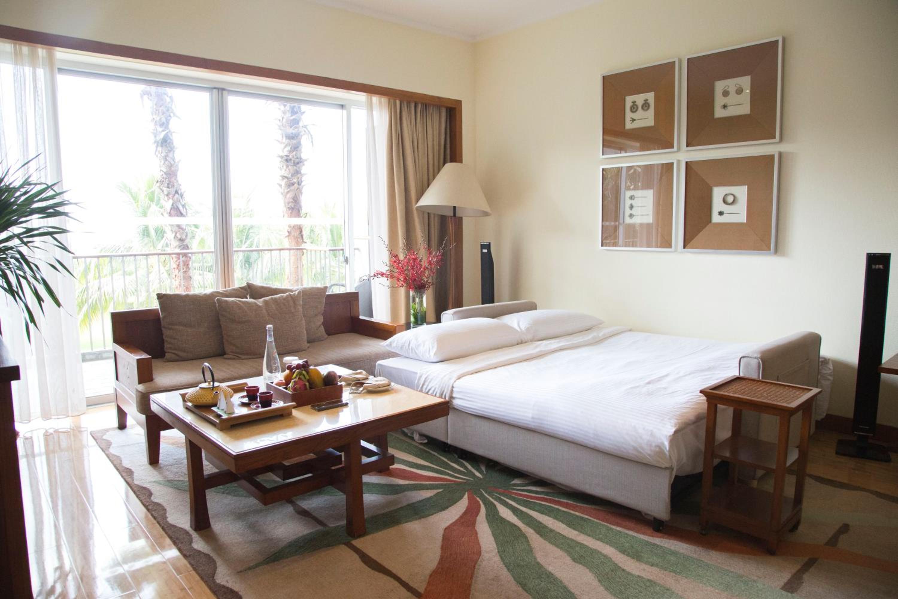Smart Package - Family Suite Room (Need To Make Appointment 1 Day In Advance: Limos Pick-Up Service From Sanya Phoenix Airport+30-Miniute Photo-Shooting )