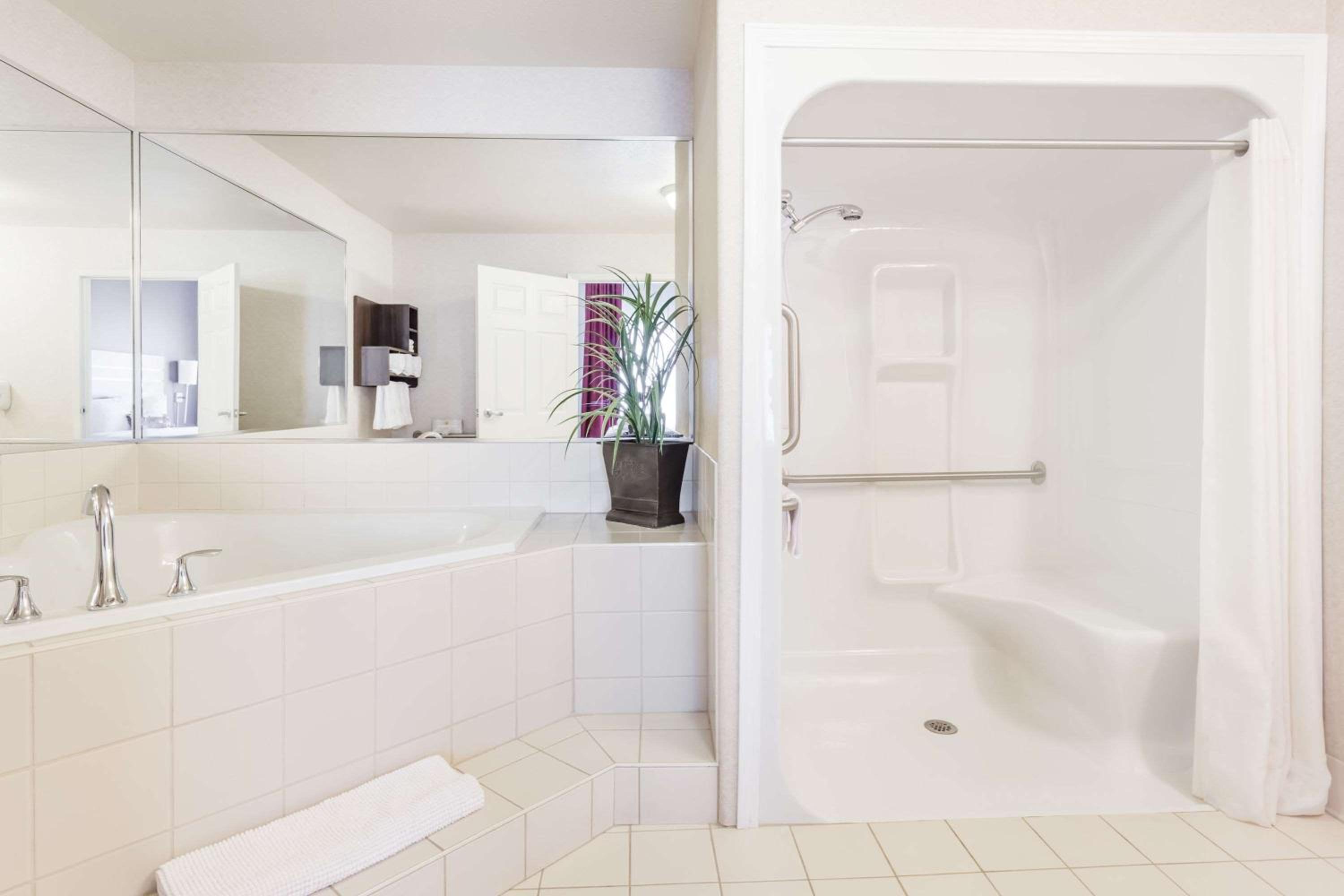 King Suite - Mobility Access/Non-Smoking