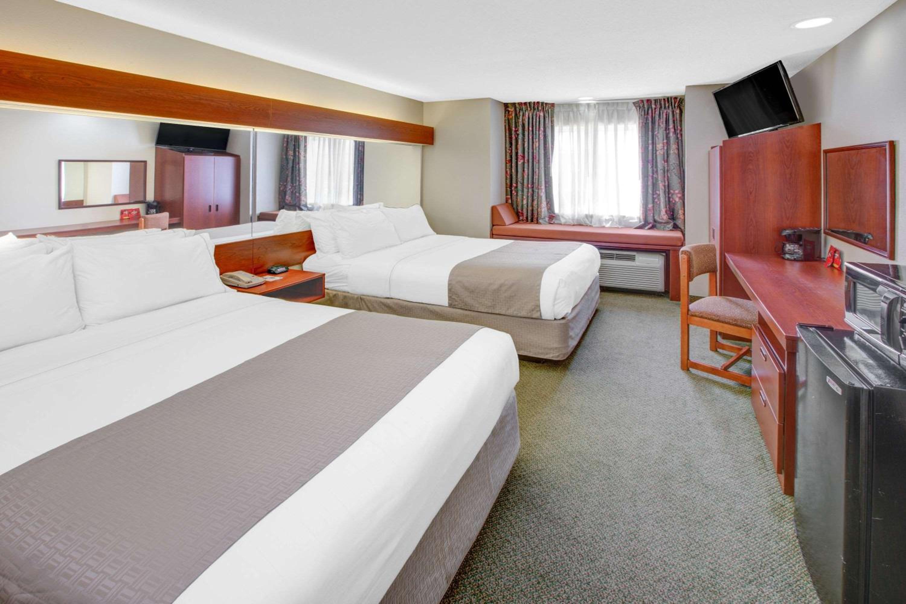 Queen Room with Two Queen Beds - Disability Access/Non-Smoking photo 3