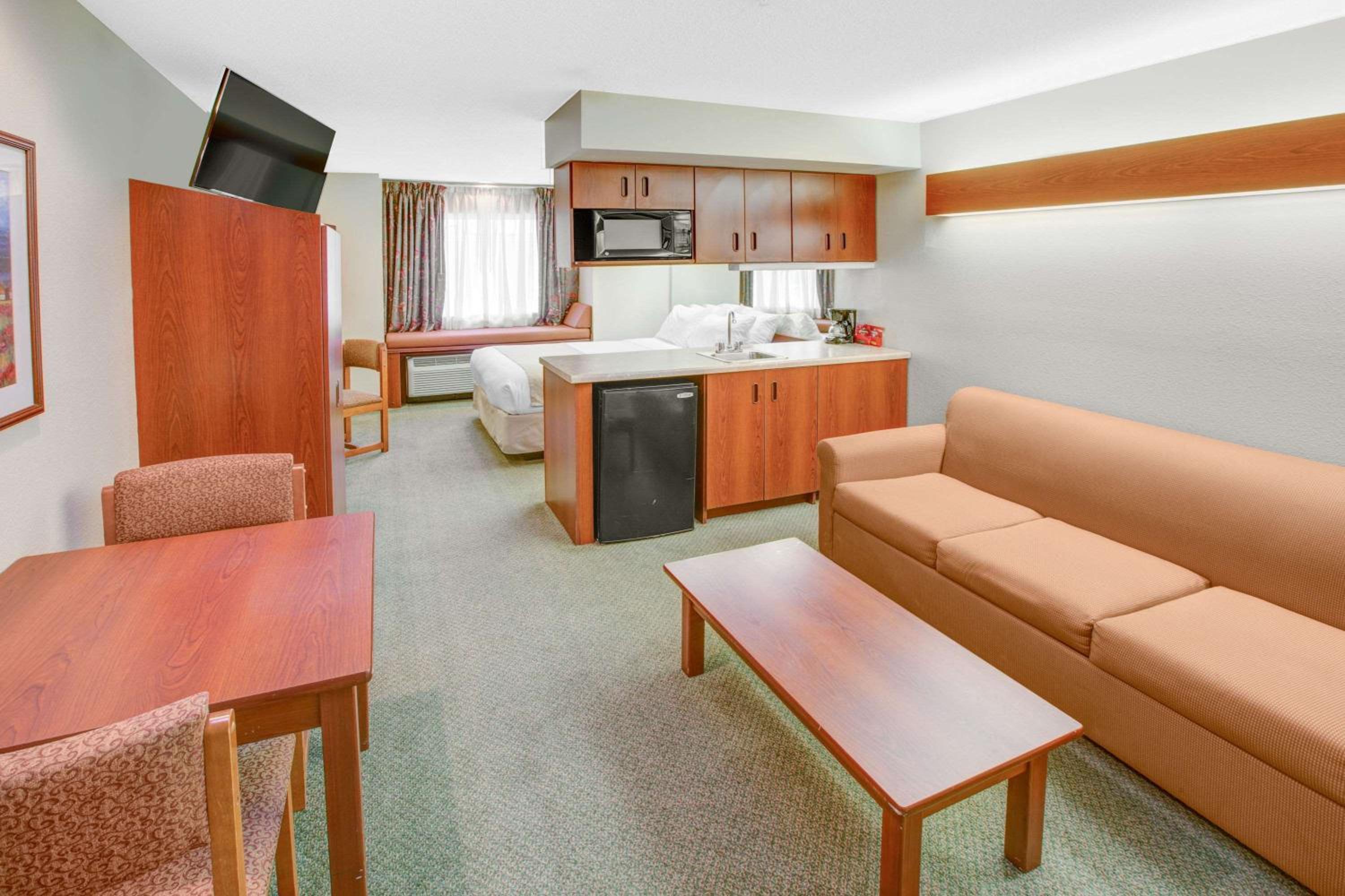 Queen Suite - Non-Smoking photo 2