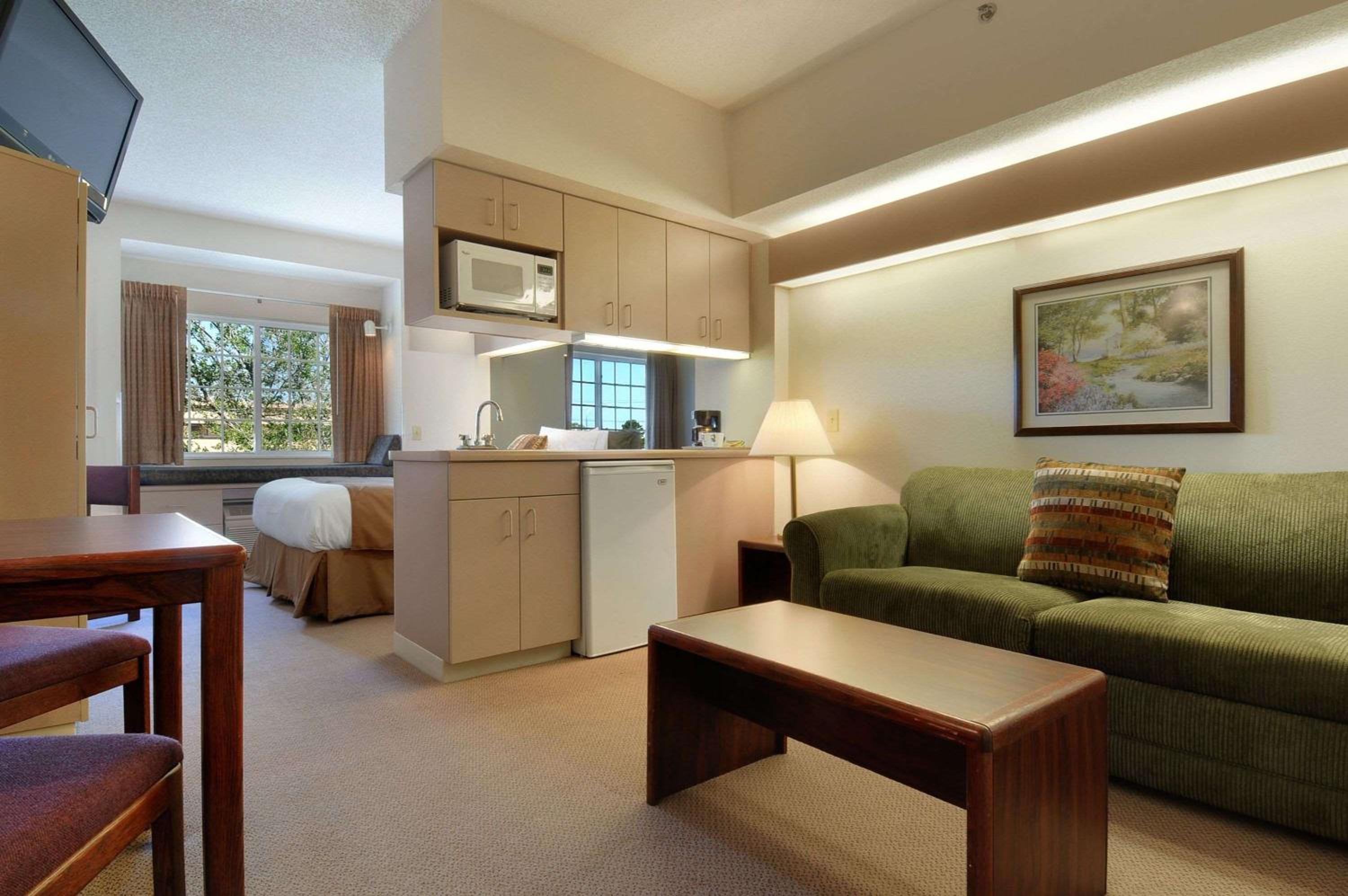 Deluxe King Room - Disability Access - Non-Smoking - Photo 1