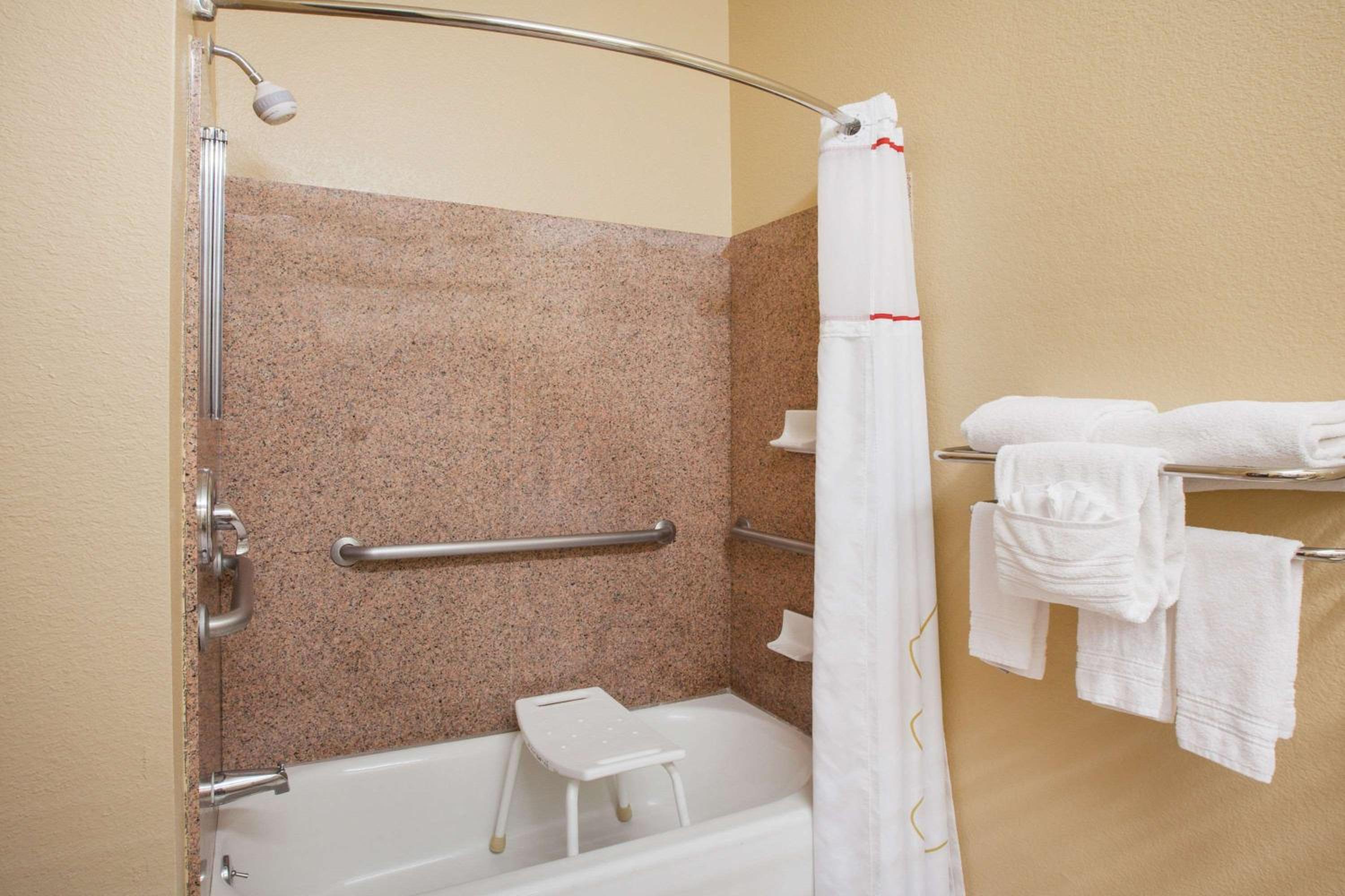 2 Double Beds, Mobility/Hearing Accessible Room, Tub w/ Grab Bars, Non-Smoking - Photo 5