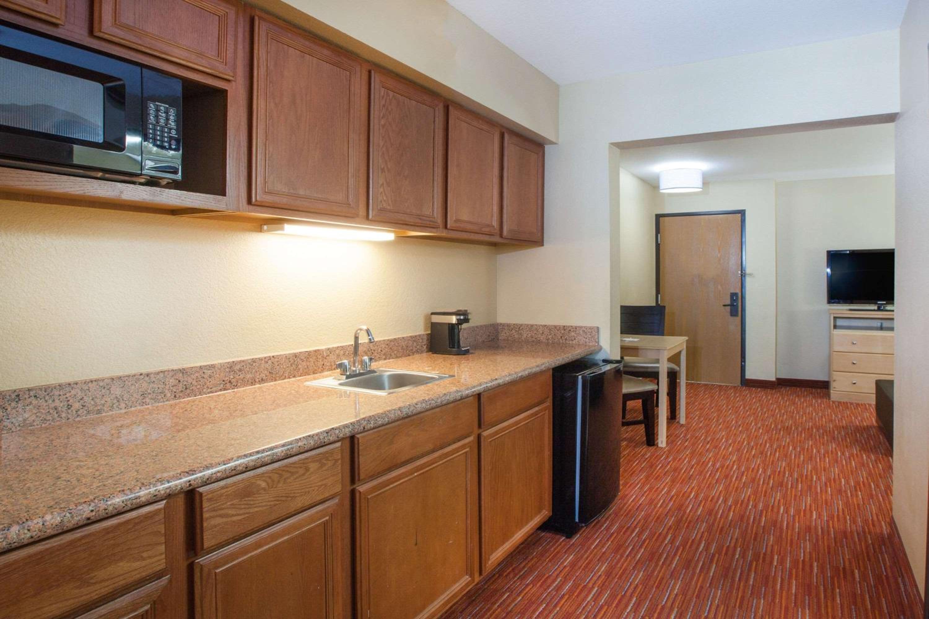 One-Bedroom King Suite - Non-Smoking - Photo 5