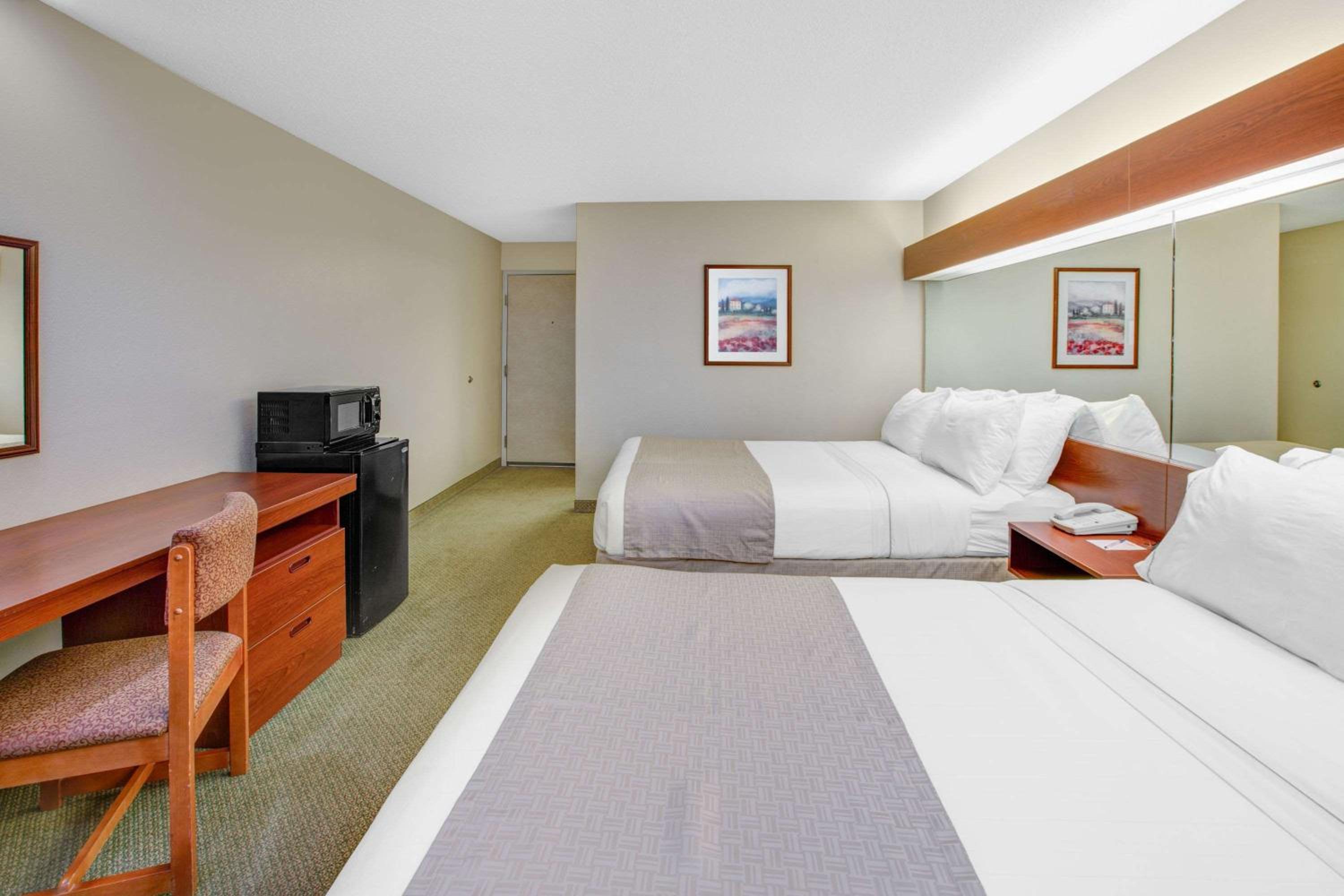 Queen Room with Two Queen Beds photo 3