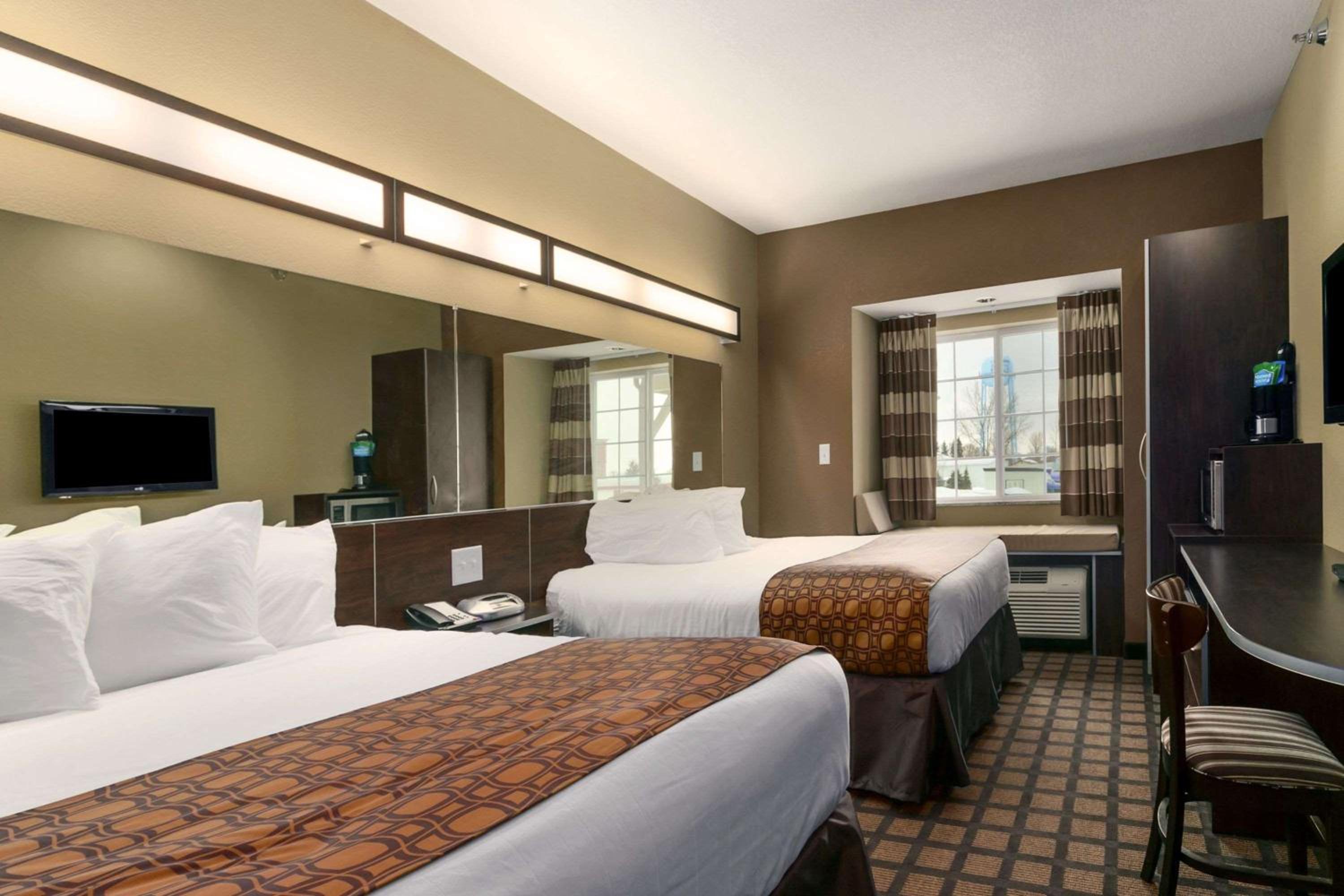 Queen Room with Two Queen Beds - Non-Smoking photo 2