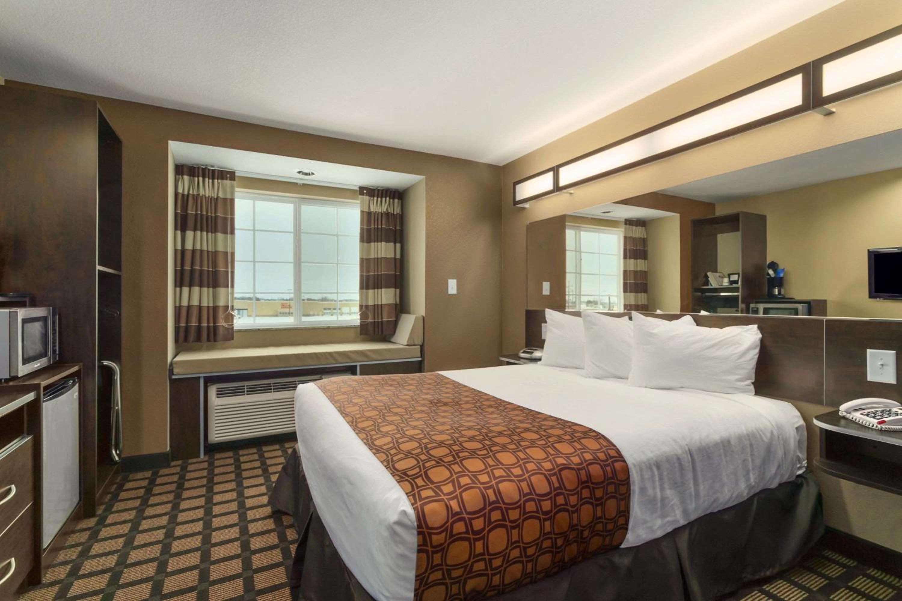 Queen Room with Mobility/Hearing Access - Non-Smoking photo 1