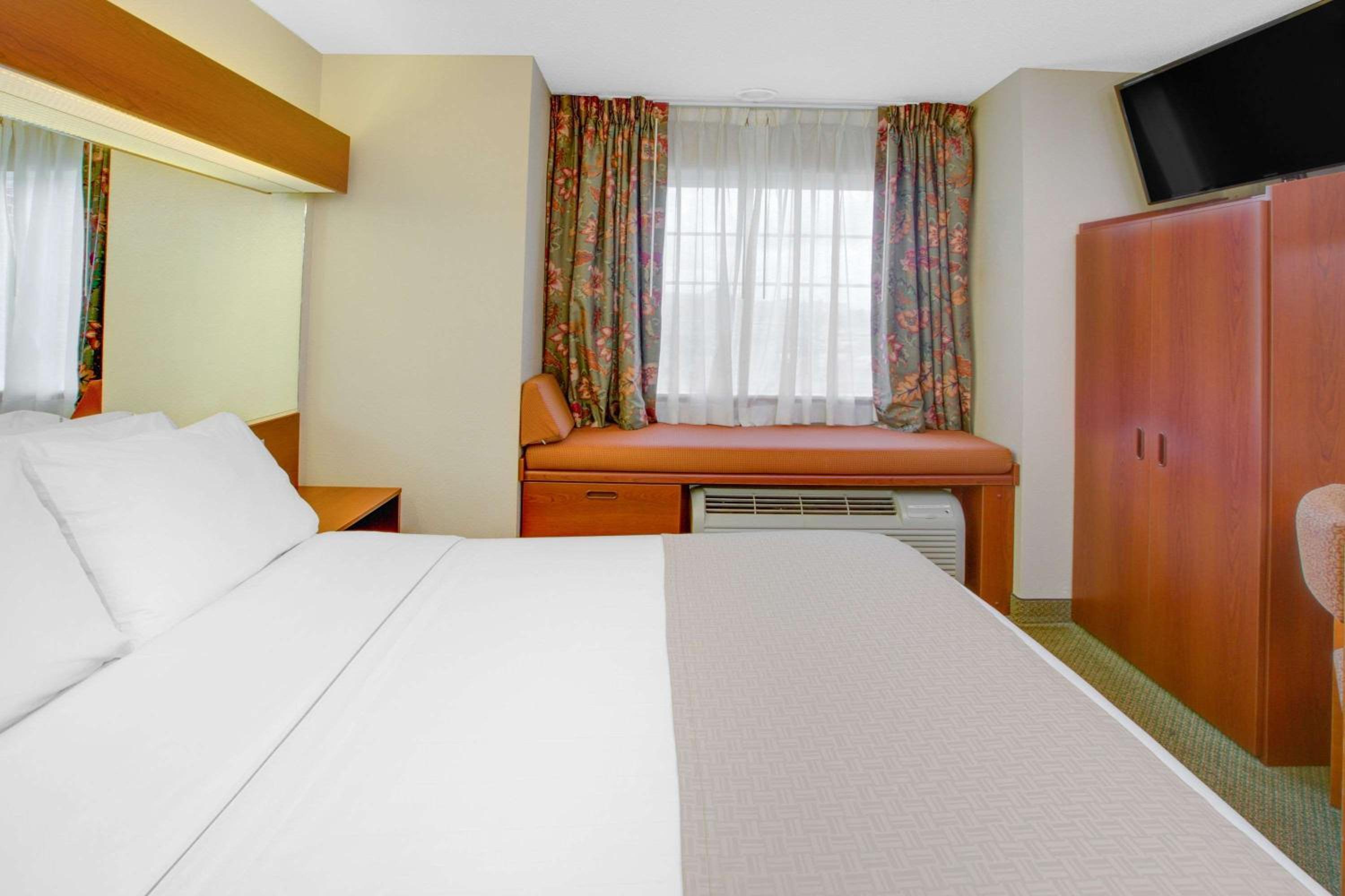 Queen Room - Disability Access/Non-Smoking photo 3