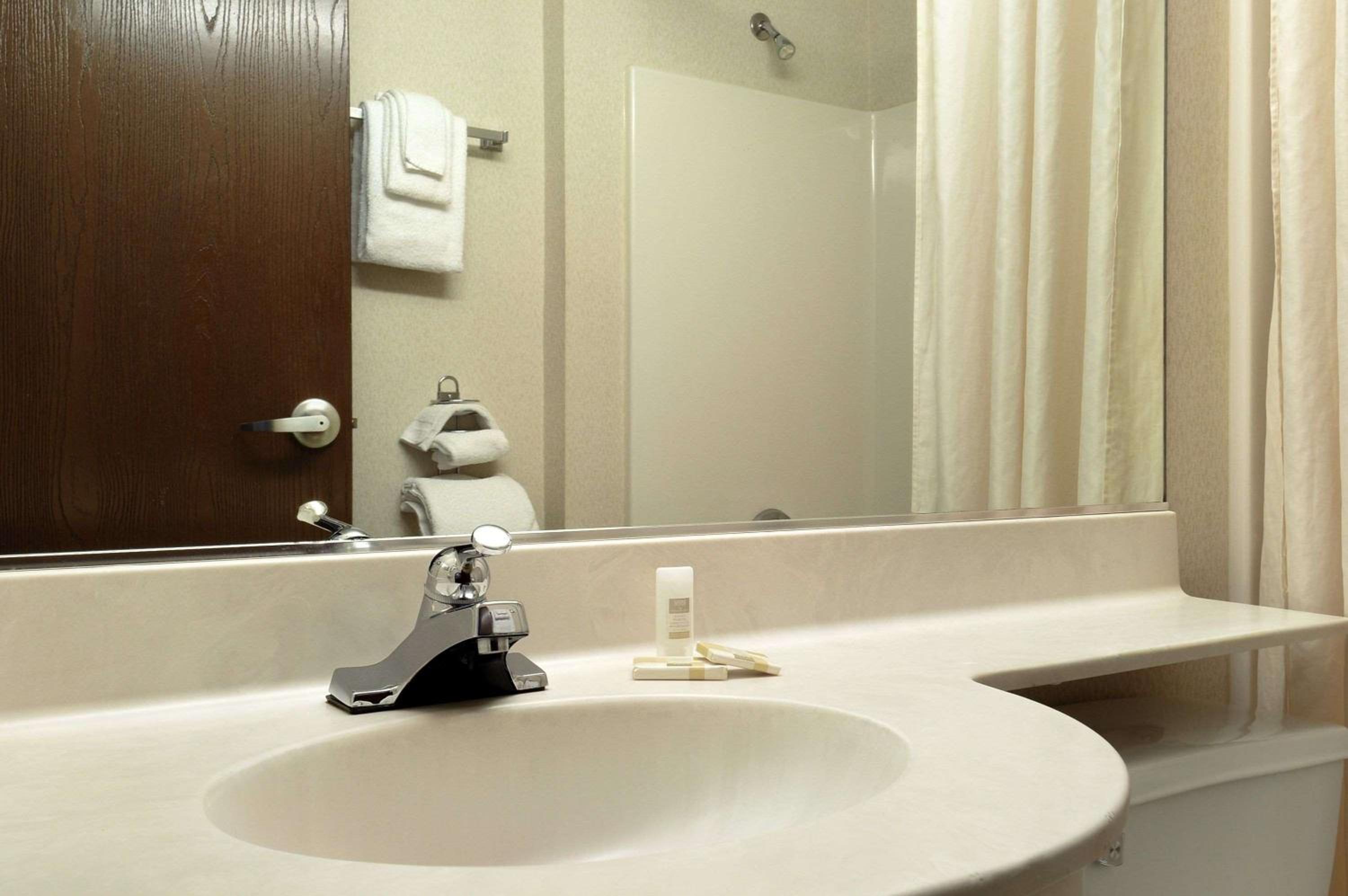 Queen Suite - Non-Smoking - Photo 3