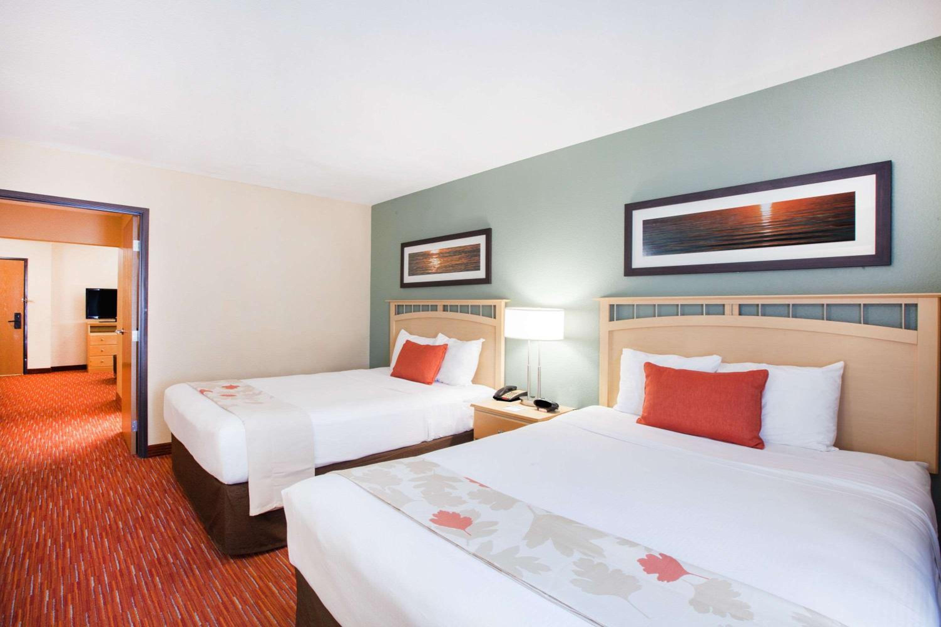 One-Bedroom Suite with Two Queen Beds - Non-Smoking - Photo 5