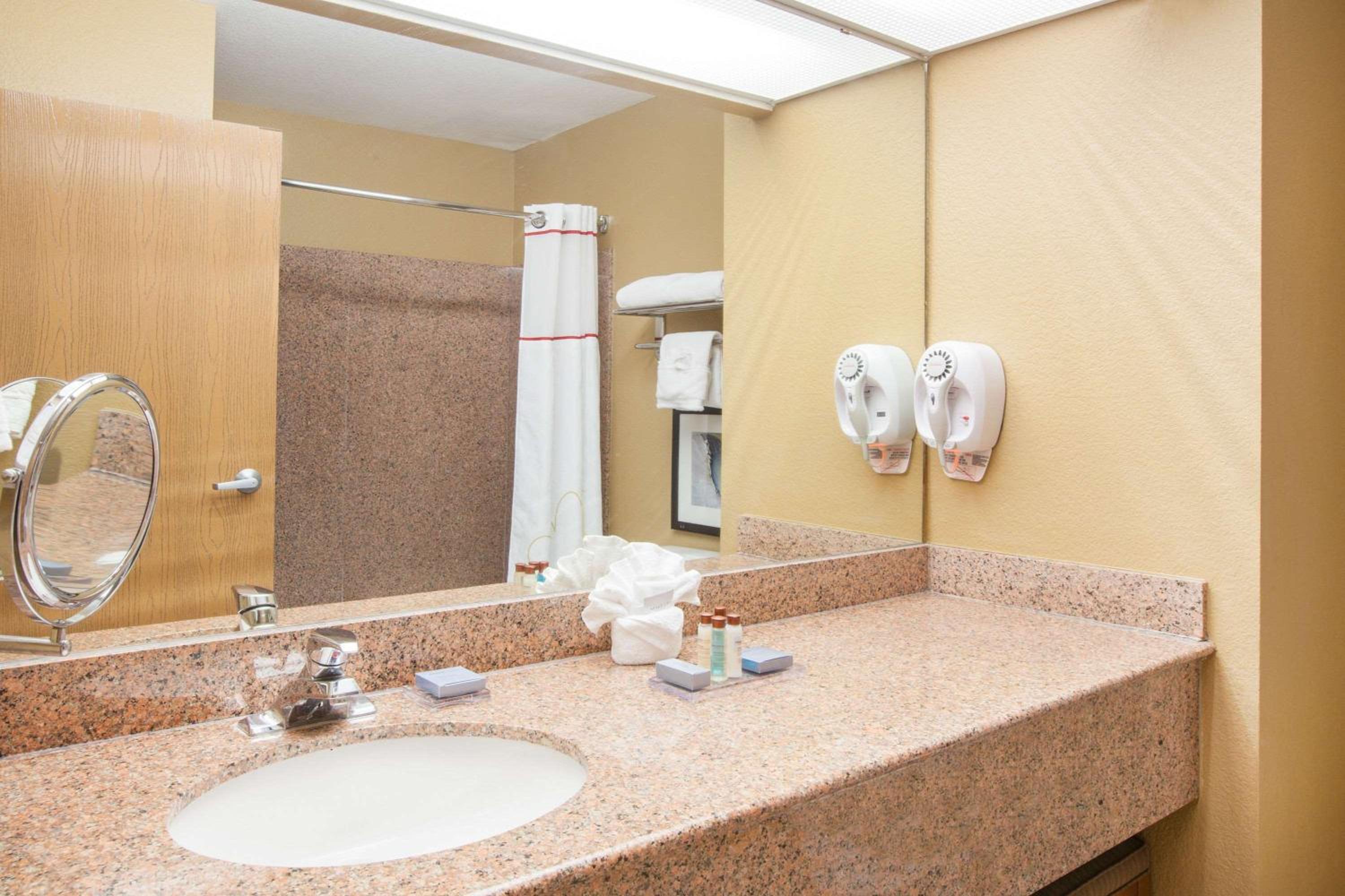 One-Bedroom King Suite - Non-Smoking - Photo 3