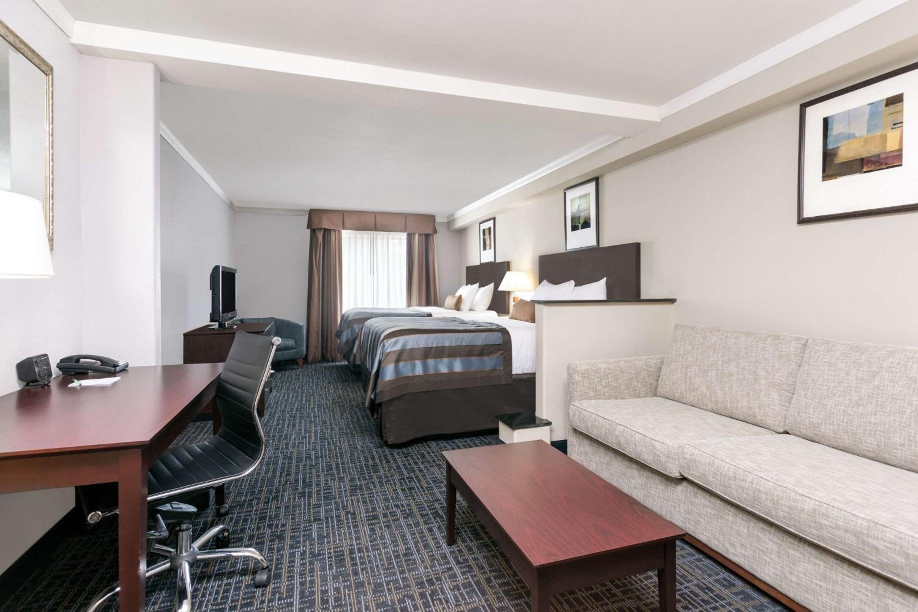 Queen Room with Two Queen Beds - Non-Smoking - Photo 1