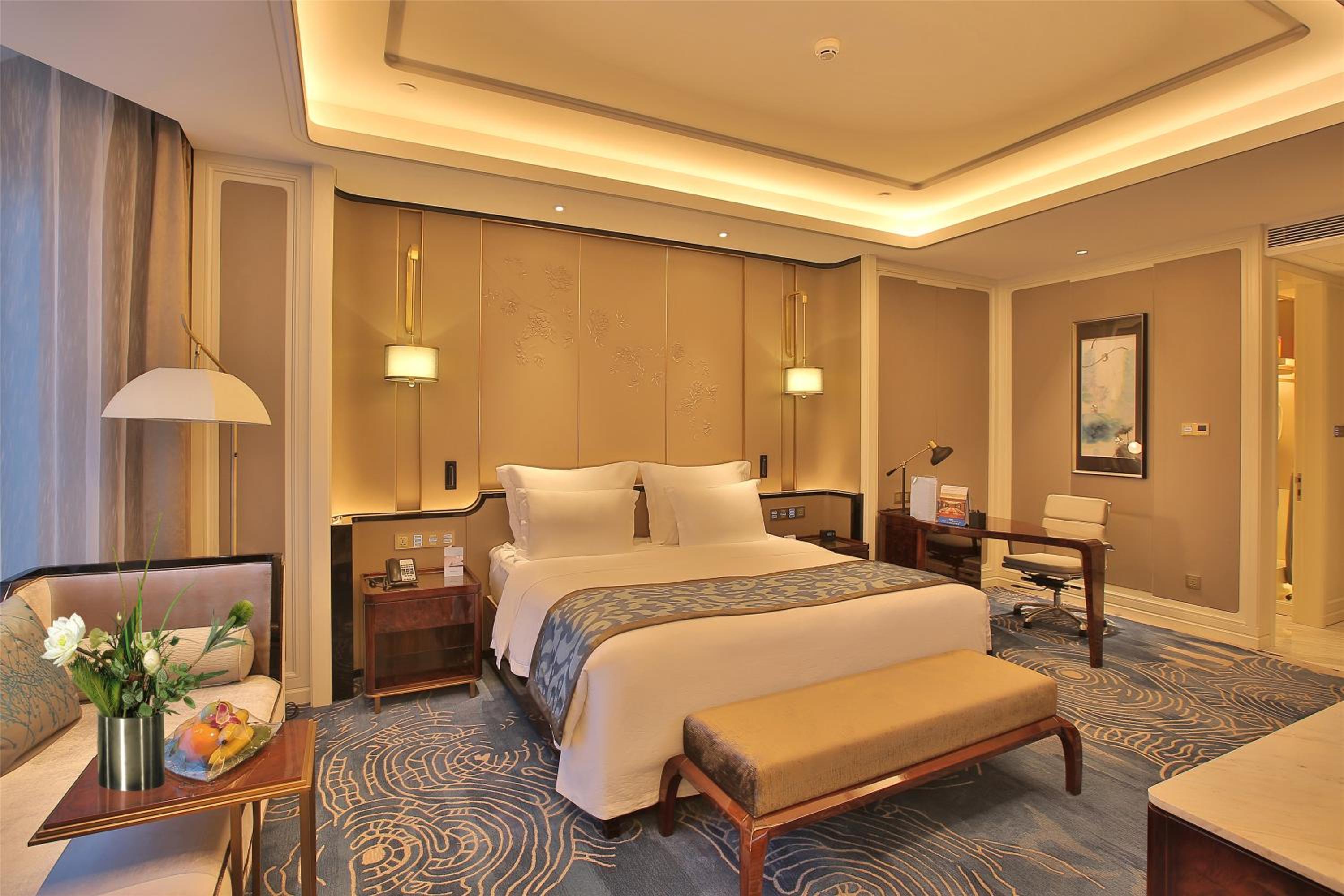 Elegant Executive Room with King Bed (inclusive First Day Mini Bar & Welcome Fruit & Cookies + Daily One Self-Service Laundry Voucher) - Photo 4