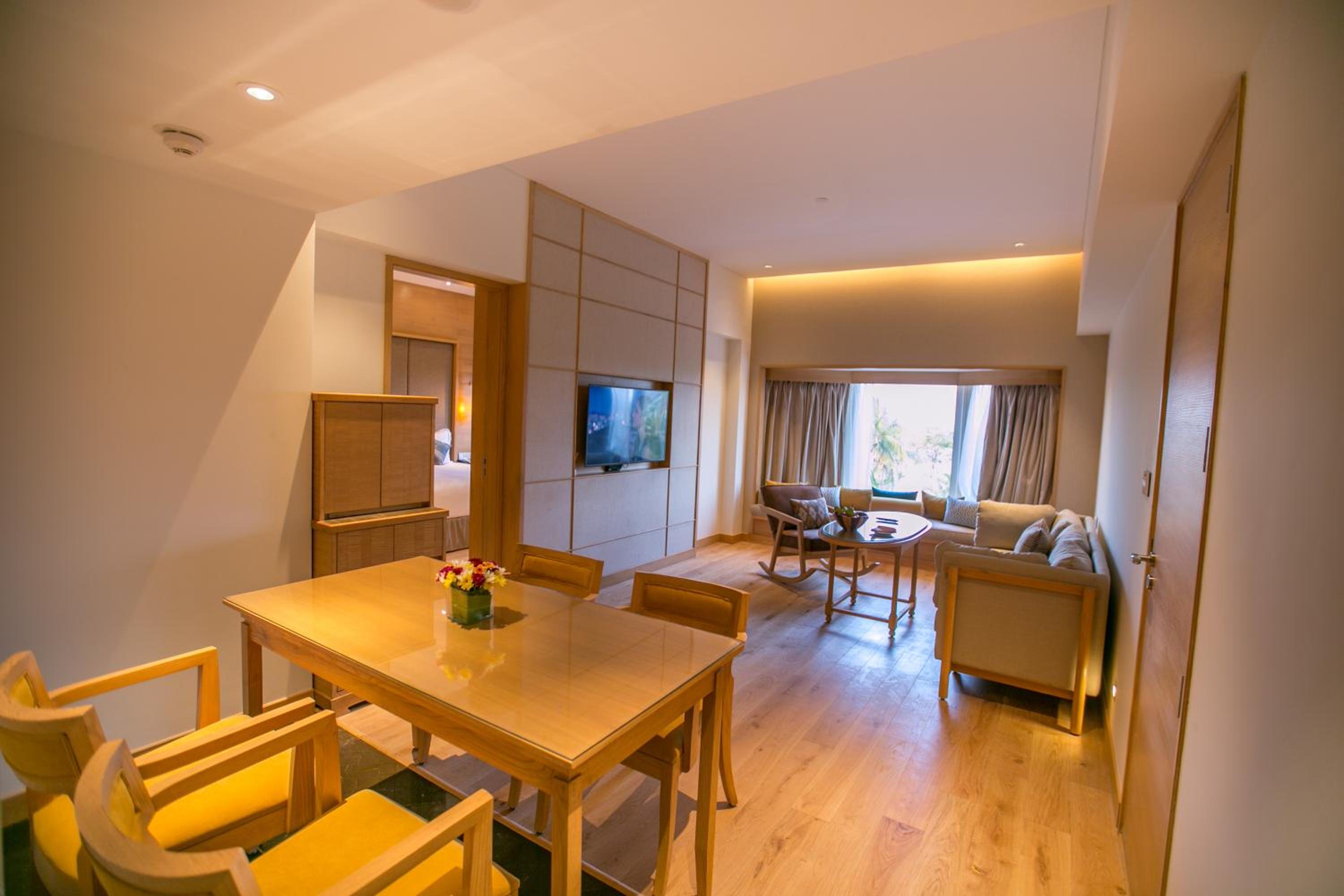 Luxury Suite with Sea View - King Bed - Photo 3
