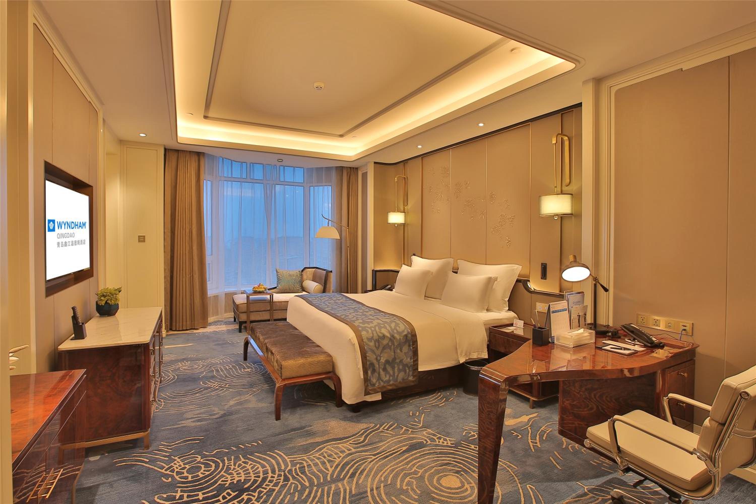 Elegant Executive Room with King Bed (inclusive First Day Mini Bar & Welcome Fruit & Cookies + Daily One Self-Service Laundry Voucher) - Photo 5