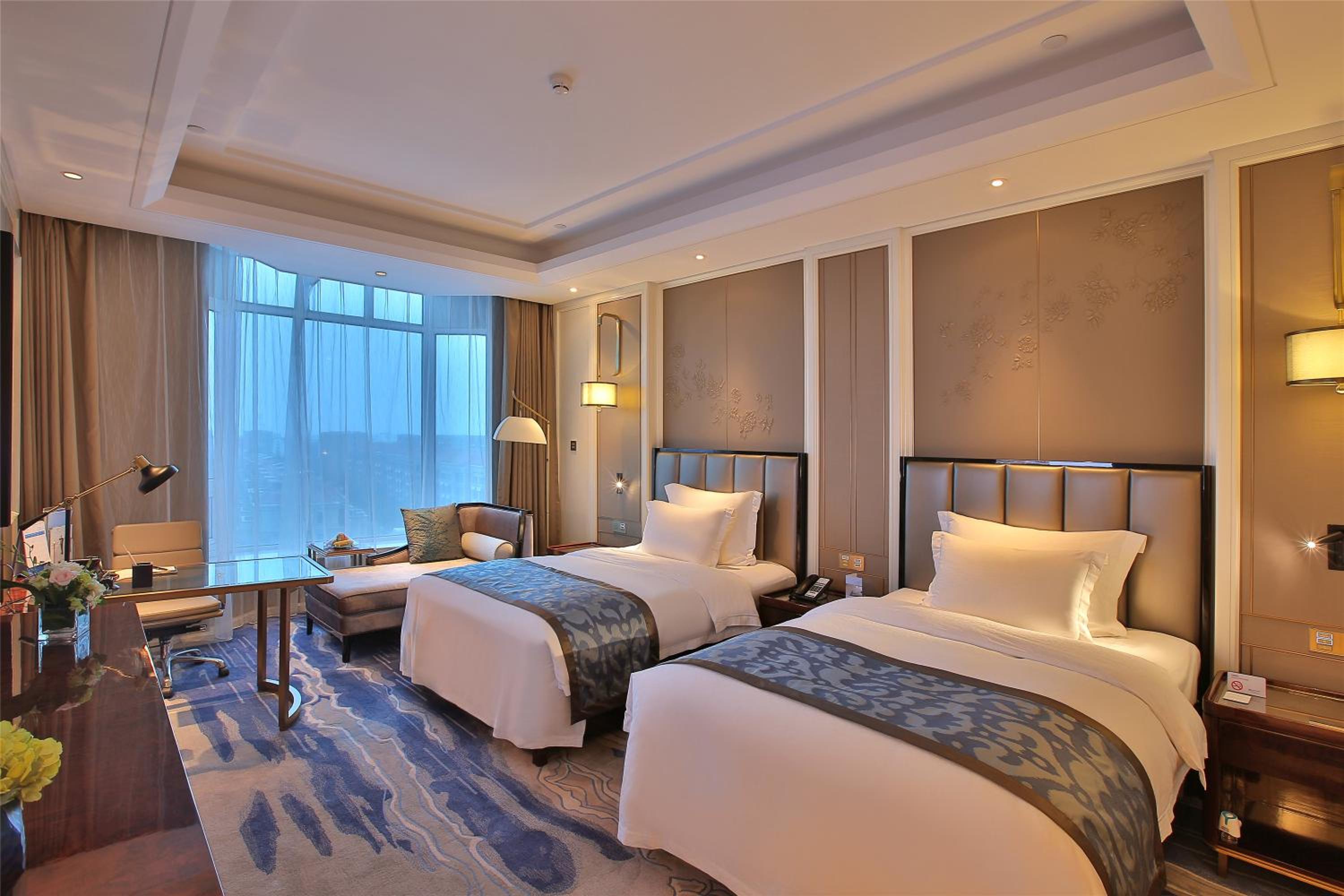 Elegant Executive Room with Twin Bed (inclusive First Day Mini Bar & Welcome Fruit & Cookies + Daily One Self-Service Laundry Voucher) - Photo 5