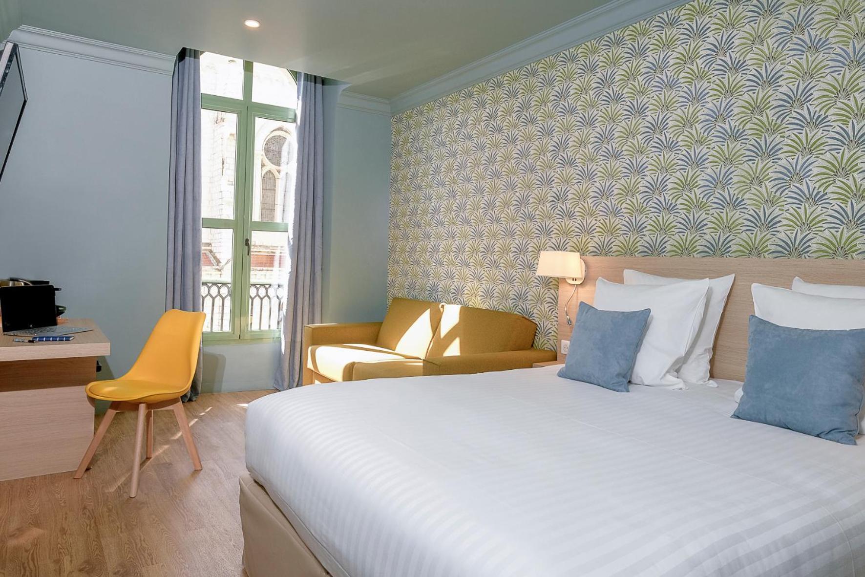 Junior Suite with Noter Dame View