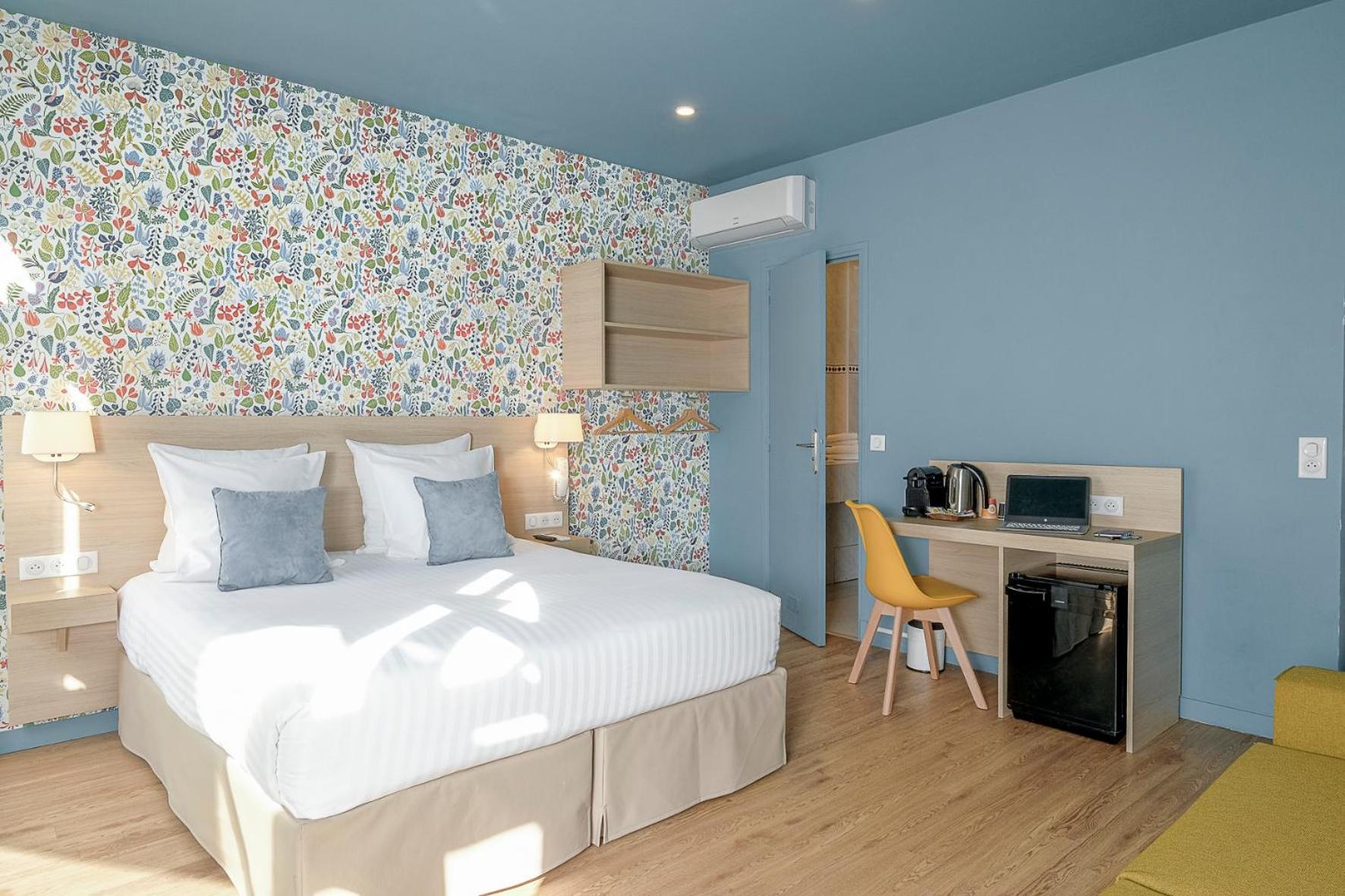 Junior Suite with Balcony and Noter Dame View