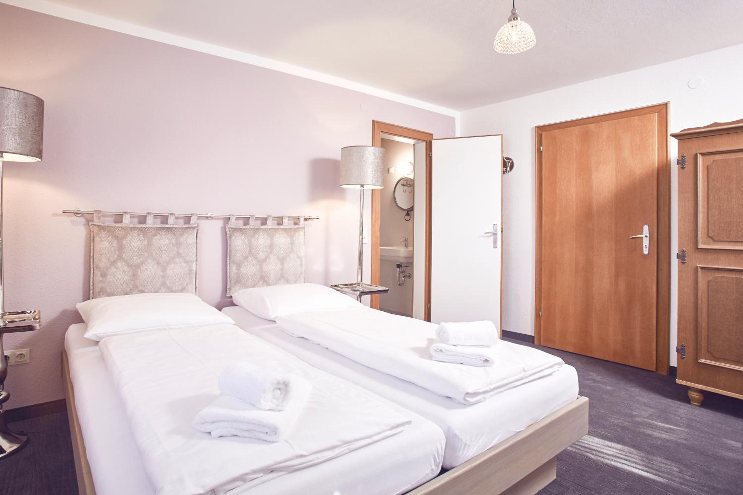 Large Double Room - Photo 3