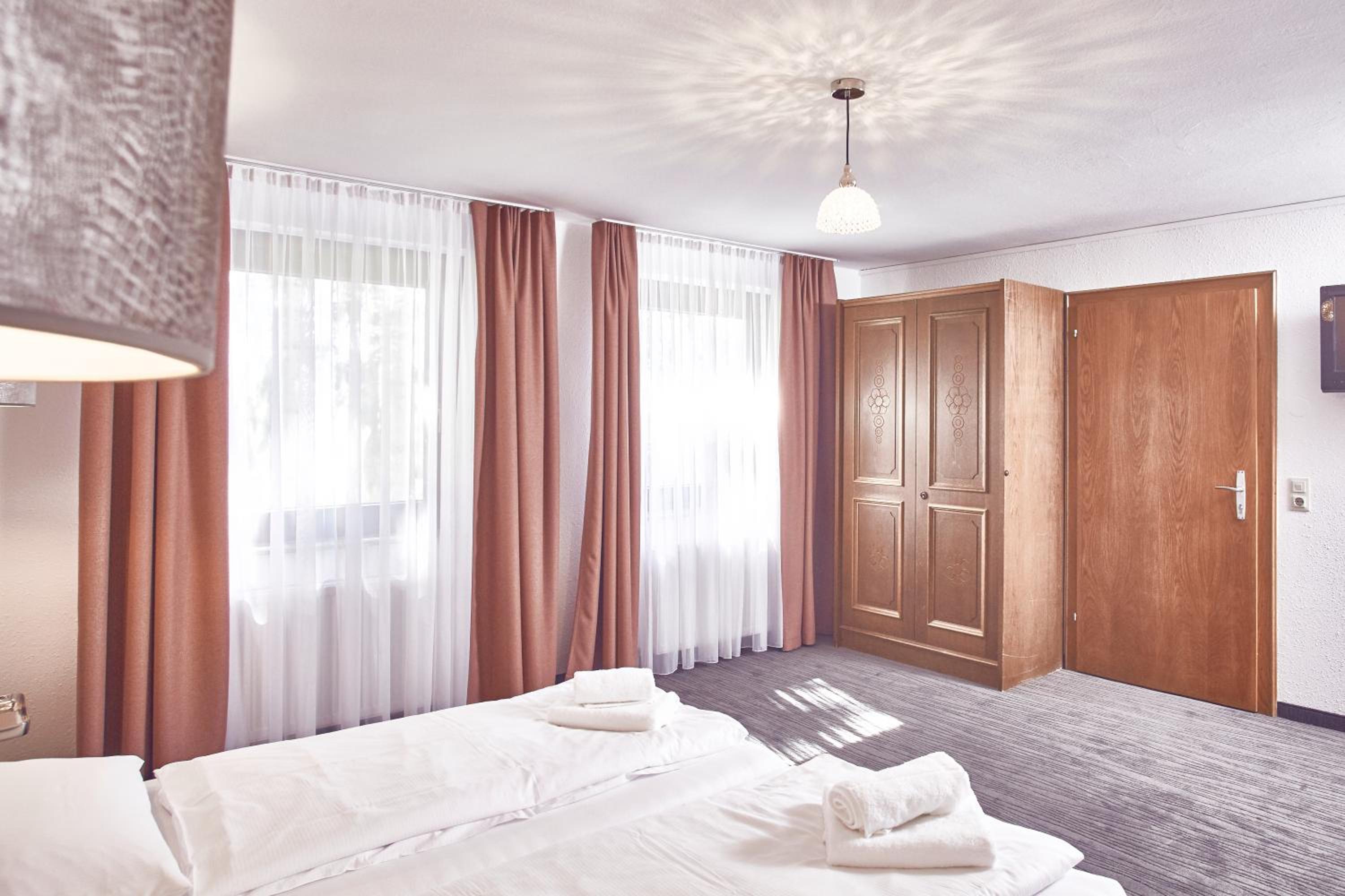 Large Double Room - Photo 4
