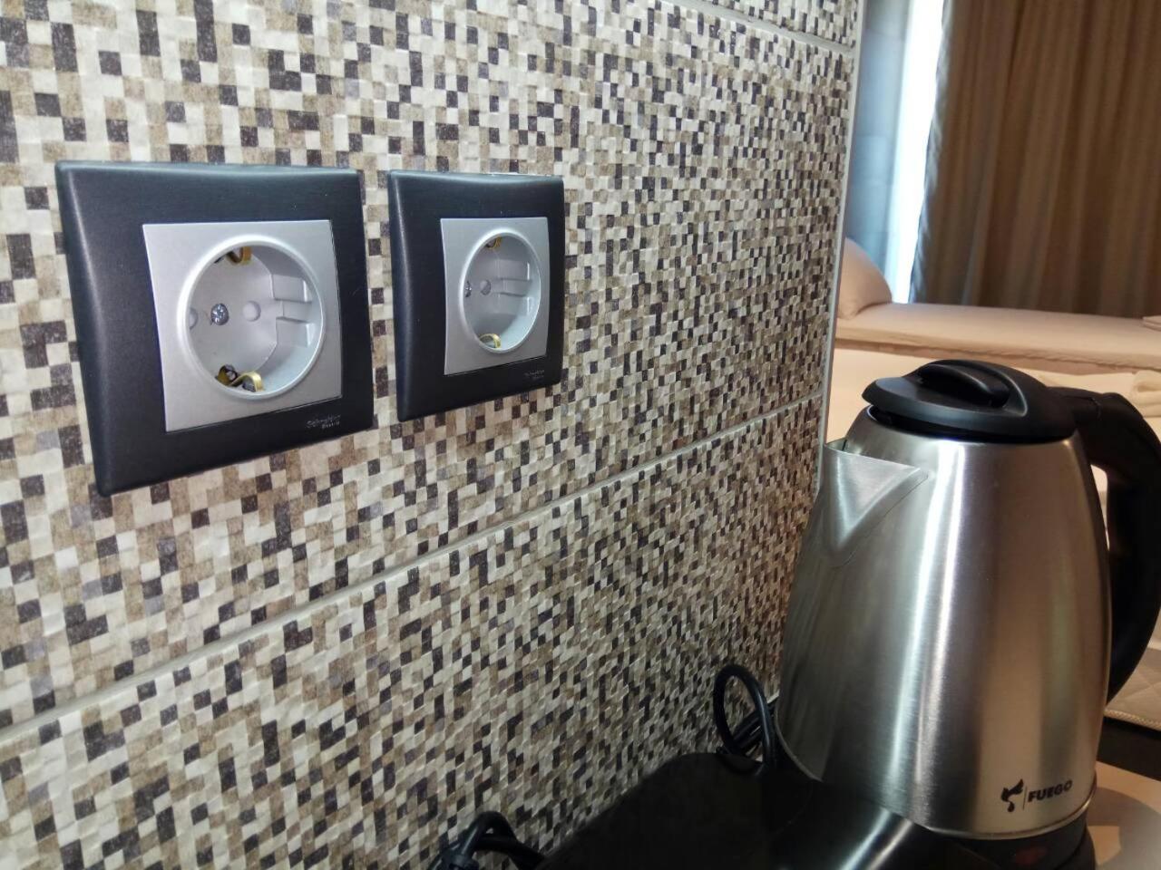 带沙发床的特大号床工作室