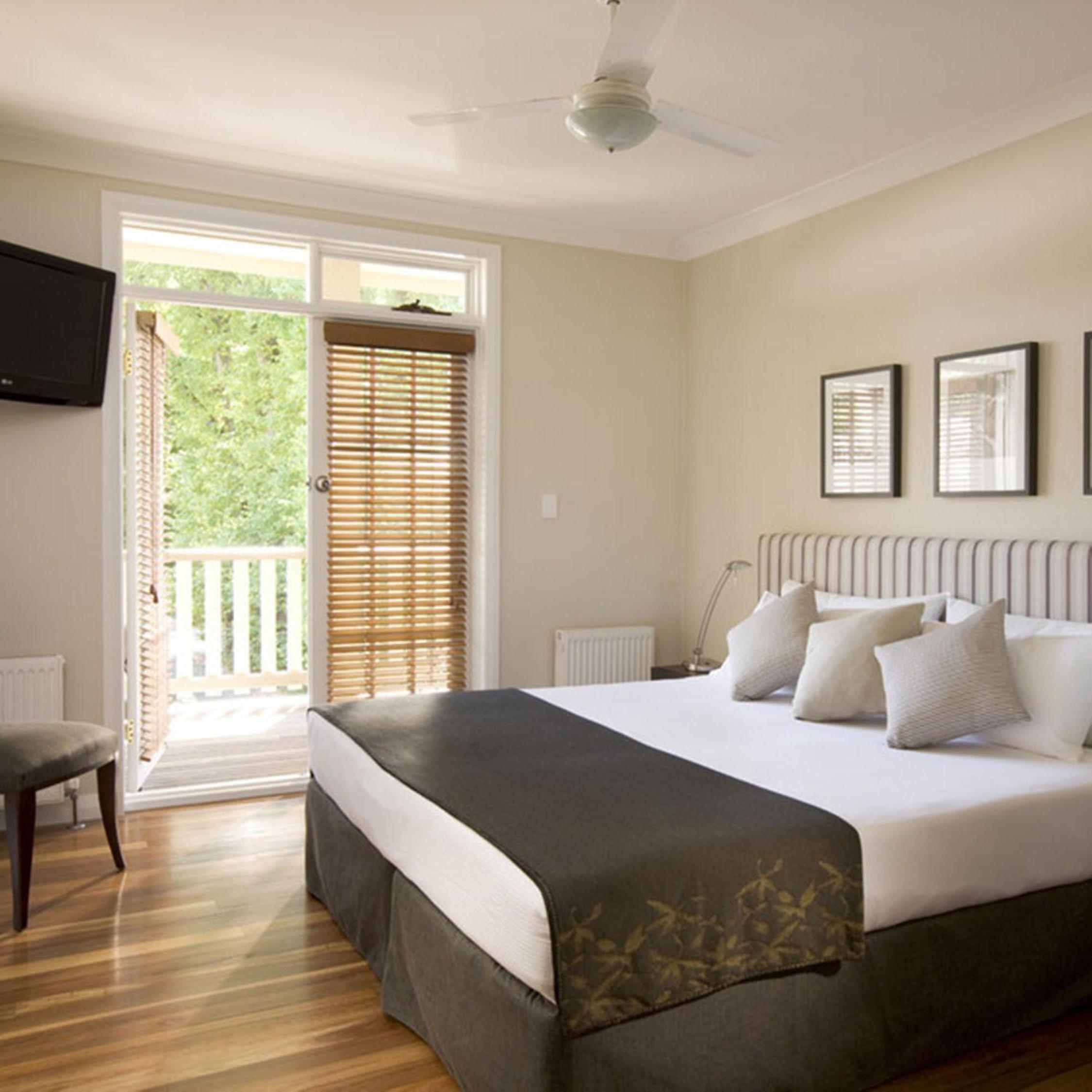 Elms Balcony Room - Photo 11