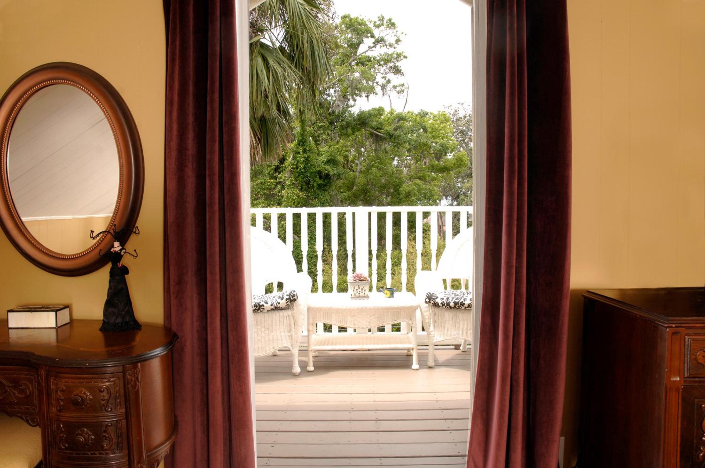 Apartment with Balcony - Photo 12