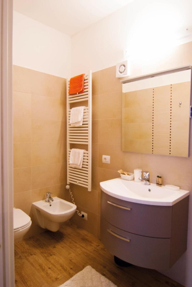 Double or Twin Room with Lake View - Photo 3