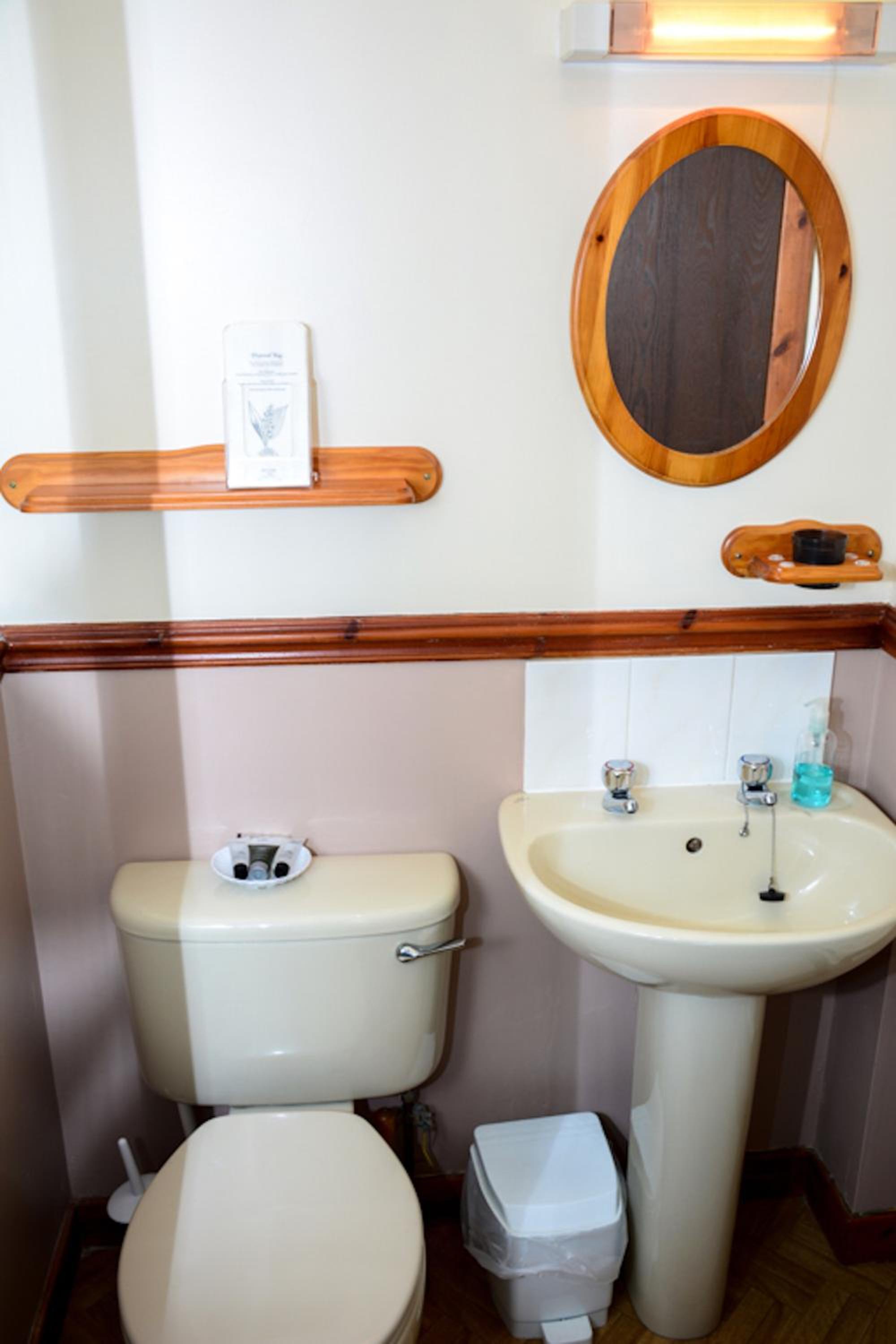 Twin Room with Private Bathroom photo 3